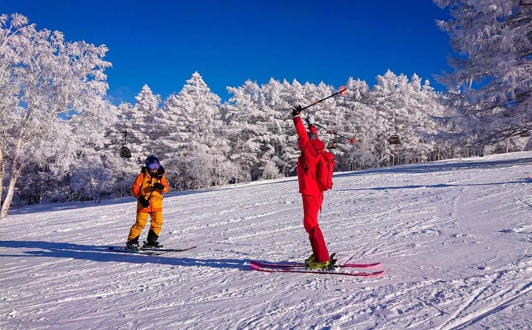 清澤恵美子さんのインスタグラム写真 - (清澤恵美子Instagram)「おはようございます☀️ この数日スキーの撮影が続いております❣️ スキーが楽しいという気持ちを全面に出している姿を撮っているのを撮られた写真です！ 今のご時世思いっきりたのしーー！！ってする機会がそもそも少なくなっている中でこうやって楽しんでいいのかな？とか周りの目を気にしている自分もいましたが、ポジティブだろうがネガティブだろうが感情は評価すること自体良くないこと。小さくなって生きていると考えまで小さくなるので、やるべきことはやって、私が選択した道を責任持って生きていることで息子にも元気なママを見せられるんじゃないかと思っています！！！ 世の中のママたちにエールを！！ #ただのママスキーヤー　#ライフスタイルママスキーヤー　#ゴールドウイン　#フィッシャー　#dbのわたし　#shred #dbのある生活」2月6日 8時50分 - kiyosawaemiko