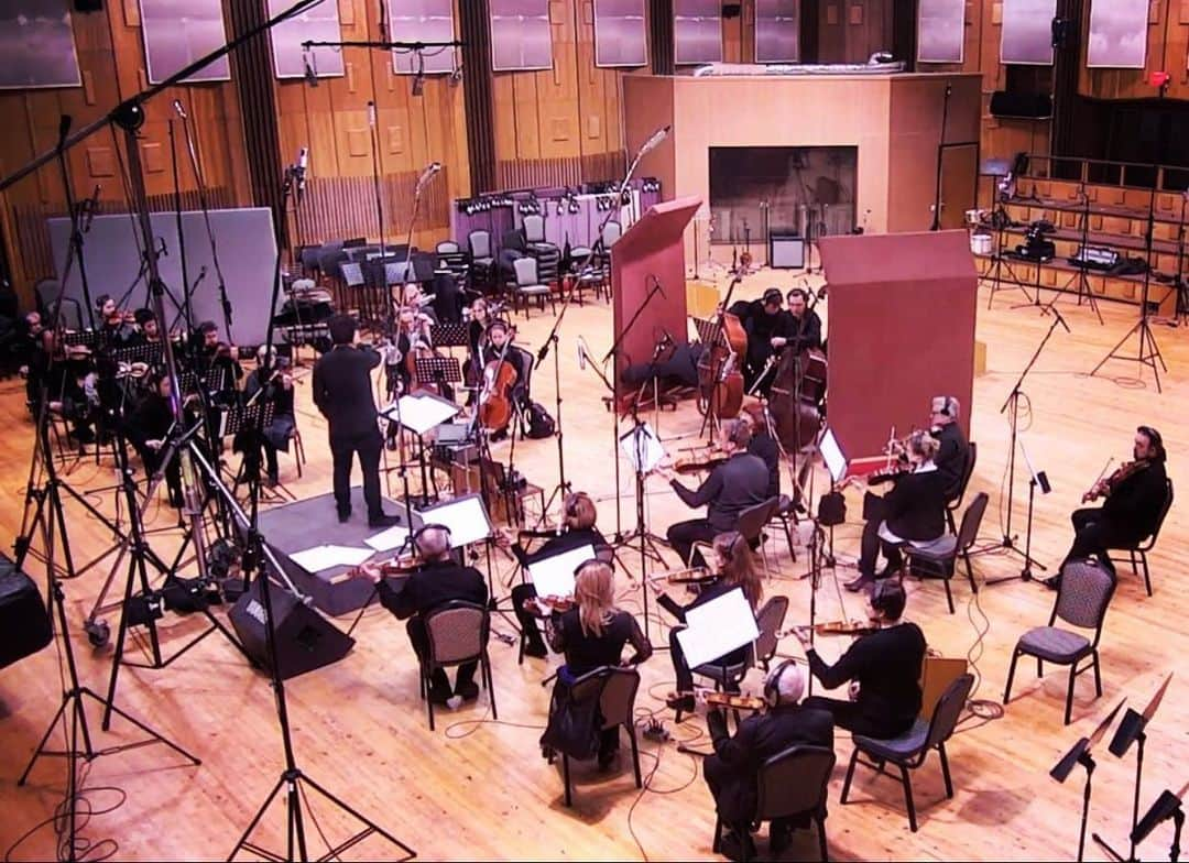 エヴァンジェリン・リリーのインスタグラム：「My gentle director on #tilldeathmovie, @aharon_keshales just posted this image of the orchestra scoring our cool-as, call-back film to 70s and timeless genre.  So excited to see the finished product.   @daviddavedavis #hillbillyelegy #blueplanet #jasonsudeikis」