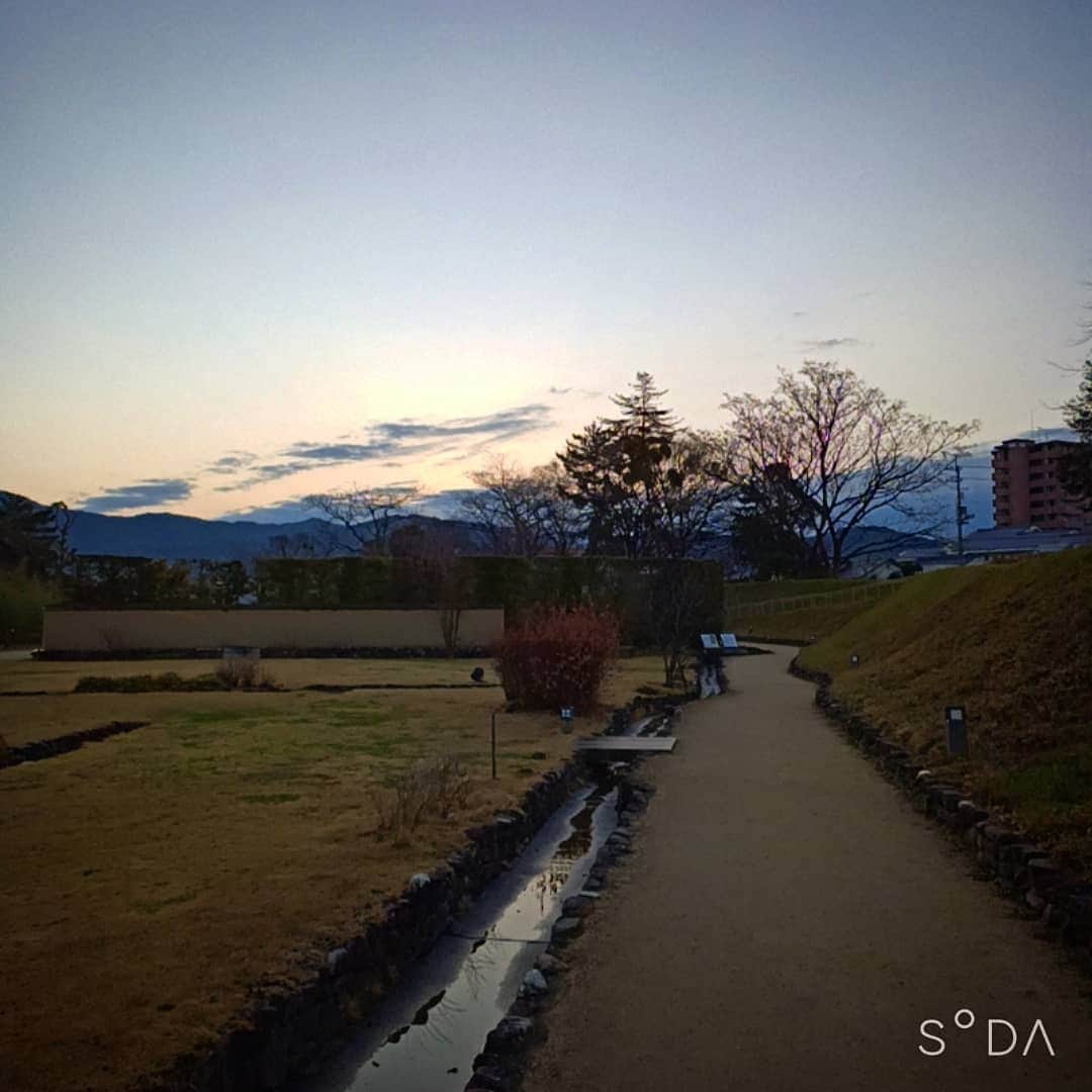 松本隆博のインスタグラム：「。 日の出がだんだん早く なってきたから今日から スタート時間を10分早め にしたんだ。 するといつもの景色が見れた。 (*Ü*) 確実に春に向かっている！ 僕も置いていかれないように。 (^_^) ～人生遊歩道～」
