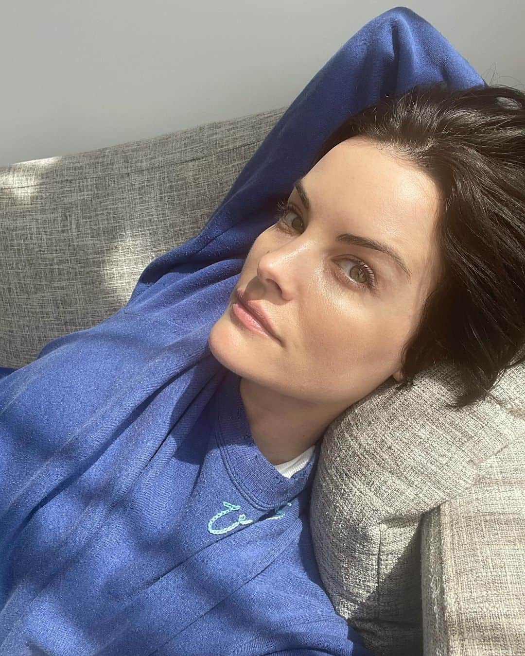 ジェイミー・アレクサンダーのインスタグラム：「Quarantine day 12 💪🏻 Just got another covid test. If it’s negative, I shall be set free in 2 days 💃🏻💃🏻💃🏻🤠 #sydney #australia 🇦🇺 🦘 🐨 🌊 🏄‍♂️ ⚔️」