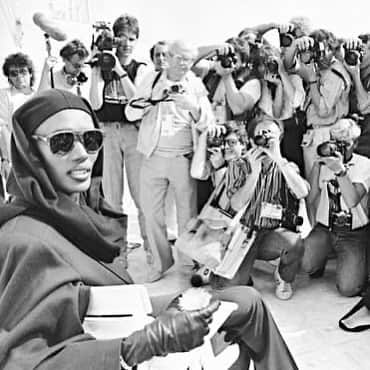 Meganさんのインスタグラム写真 - (MeganInstagram)「Grace Jones at the 1986 Cannes Film Festival ⚡️ . . . . #gracejones #sunglasses #eyewear #cannesfilmfestival #cannes」2月6日 8時57分 - zanzan_domus