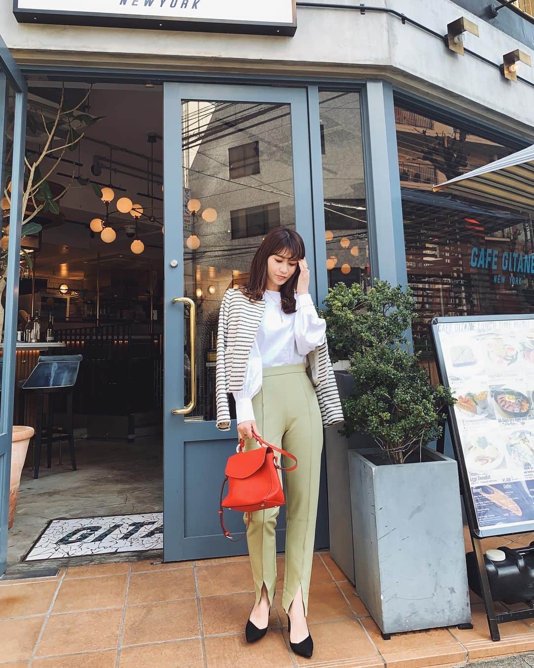 吉田奈央さんのインスタグラム写真 - (吉田奈央Instagram)「春コーデしたくて、でも寒くて震えながら撮ったやつ🤣🤣  ＊  たまには気分変えてパンツスタイル👖  このカラーパンツ @basement_online  で1000円だた😏 スリット入ってると足もとに軽やかさでるよね〜  ボーダージャケットは4年前の @gu_for_all_ ⚓️ ジャケットの柄物ってあまりないから大事にとってあったわ！  なんか春のボーダーいれる日は何かしら 赤をいれたくなるのです❤️  ＊  #春コーデ#シャツコーデ#ハッシュニュアンス#ジャケットコーデ#きれいめコーデ#きれいめカジュアル#大人カジュアル#プチプラコーデ#パンツスタイル#カラーパンツ#シンプルカジュアル#ママコーデ#ママファッション#classyフォト#雑誌very#アラサーママ#東京ママ#男の子のママ」2月6日 8時58分 - nao70818