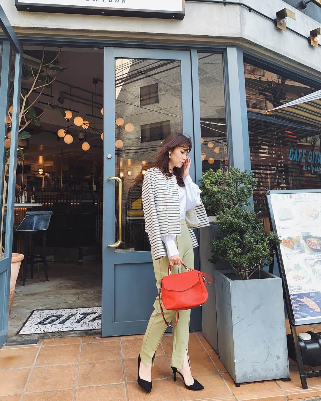 吉田奈央さんのインスタグラム写真 - (吉田奈央Instagram)「春コーデしたくて、でも寒くて震えながら撮ったやつ🤣🤣  ＊  たまには気分変えてパンツスタイル👖  このカラーパンツ @basement_online  で1000円だた😏 スリット入ってると足もとに軽やかさでるよね〜  ボーダージャケットは4年前の @gu_for_all_ ⚓️ ジャケットの柄物ってあまりないから大事にとってあったわ！  なんか春のボーダーいれる日は何かしら 赤をいれたくなるのです❤️  ＊  #春コーデ#シャツコーデ#ハッシュニュアンス#ジャケットコーデ#きれいめコーデ#きれいめカジュアル#大人カジュアル#プチプラコーデ#パンツスタイル#カラーパンツ#シンプルカジュアル#ママコーデ#ママファッション#classyフォト#雑誌very#アラサーママ#東京ママ#男の子のママ」2月6日 8時58分 - nao70818