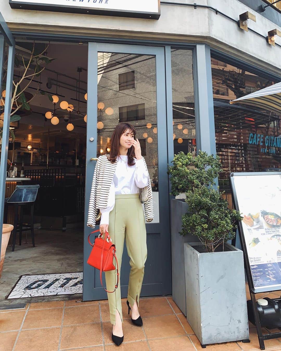 吉田奈央のインスタグラム：「春コーデしたくて、でも寒くて震えながら撮ったやつ🤣🤣  ＊  たまには気分変えてパンツスタイル👖  このカラーパンツ @basement_online  で1000円だた😏 スリット入ってると足もとに軽やかさでるよね〜  ボーダージャケットは4年前の @gu_for_all_ ⚓️ ジャケットの柄物ってあまりないから大事にとってあったわ！  なんか春のボーダーいれる日は何かしら 赤をいれたくなるのです❤️  ＊  #春コーデ#シャツコーデ#ハッシュニュアンス#ジャケットコーデ#きれいめコーデ#きれいめカジュアル#大人カジュアル#プチプラコーデ#パンツスタイル#カラーパンツ#シンプルカジュアル#ママコーデ#ママファッション#classyフォト#雑誌very#アラサーママ#東京ママ#男の子のママ」