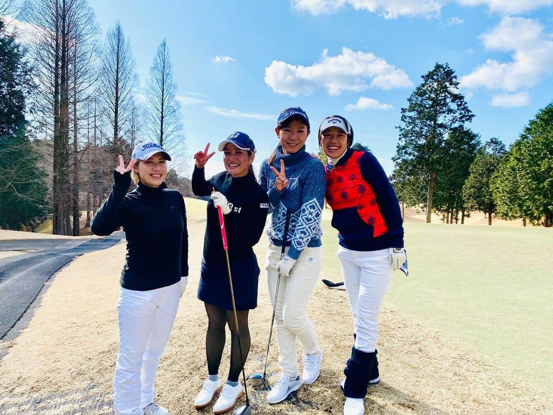 綾田紘子のインスタグラム：「このメンバーでのラウンドは楽しすぎて1Rがあっという間でした🐒✨ 久しぶりに会うと話も尽きないし、みんな上手だから勉強になるし、負けず嫌い発揮されるし、ほんとタメになります😆🙌 . みんなで切磋琢磨してレベルアップ👏 . #女子プロゴルファー #横山倫子 #小川茉奈美 #植田希実子」