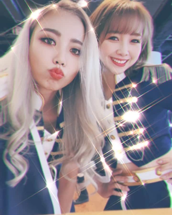 MIYUのインスタグラム：「CHALと私の間……足……🤣(笑)﻿ ﻿ ﻿ ﻿ CHALとアニメの話するの楽しい☺️💜﻿ ﻿ ﻿ ﻿ CHALにおすすめしてもらって、﻿ あの野球の人気アニメを﻿ もう一度見返しています⚾️✨﻿ ﻿ ﻿ ﻿ 子供から今は高校生になってる！﻿ 私が見始めたのに﻿ お父さんがどハマりしちゃって…😂﻿ ﻿ ﻿ ﻿ ﻿ …皆様も観たことあるかな？？♩﻿ ﻿ ﻿ ﻿ ﻿ ﻿ 昨日CHALからおすすめしてもらった﻿ アニメがあるんですけど、﻿ 絵見るだけで面白くて…🤣🦁🐥🦎﻿ 私の大好きな声優さんが出演してます☺︎︎ ﻿ ﻿ ﻿ これからゆっくり観ていこうと思います♩﻿ ﻿ ﻿ ﻿ ﻿ ﻿ ﻿ ちなみに海賊のアニメは、﻿ 💀←と、出会ってから﻿ 影を取り返したところです！(笑)﻿ ﻿ ﻿ ﻿ ﻿ ﻿ ﻿ アニメ好きの皆様は﻿ 最近何観ていますか？？？(^^)♡﻿ ﻿ ﻿ ﻿ ﻿ ﻿ ﻿ #オリックス #Bs2021 #BsGirls #オリ姫﻿ #野球 #プロ野球 #オリックスバファローズ ﻿ #野球女子　#野球好き　#京セラドーム大阪﻿ #オリックス女子 #インスタ野球女子 #アニメ﻿ #ヘアアレンジ #簡単ヘアアレンジ #ウルフカット﻿ #좋아요　#팔로우　#패션　#메이크﻿ #baseball #ORIX #Buffaloes #osaka﻿ #MIYU #miyu_337  #🐼」