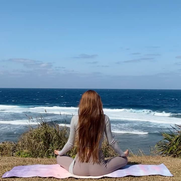 宮崎沙矢加のインスタグラム：「Imagine yourself you want to be that meditation time with this beautiful view🌏🧘‍♀️Deep breathing with World. . . . #yoga #meditation #mindfulness #okinawa #yogainstructor #yogalife #beachlife #alo #aloyoga #alomoves #moments #yolo #spritual #love #follow #ヨガ　#ヨガインストラクター　#沖縄　#瞑想　#沖縄ヨガインストラクター」