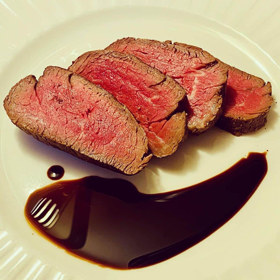 田辺晋太郎さんのインスタグラム写真 - (田辺晋太郎Instagram)「【お取り寄せ】肉マイスターが本気でおすすめ！ 肉の名レストランが届ける「肉料理」5選！  2021年、新しい年の幕開けは #ニューノーマル な一年の始まりであった。 おうち時間が増える。つまりおうちでご飯の頻度も増える。  「あ～、たまには外でご飯食べたいな……」 そんな気持ちと世の中の温度差は増すばかり。  そうだ！ おいしい肉のレストランの料理をおうちでお取り寄せしよう！  いろんな技術の進歩や配送業者さんの頑張りであの名店の味が自宅でも簡単に気軽に食べることができるようになったニューノーマルの嬉しい側面を、 肉マイスター の私がおすすめの5選としてご紹介します！  https://www.gnavi.co.jp/dressing/article/22918/  #日本料理たかむら #銀座吉澤 #お肉屋けいすけ三男坊 #もつ焼きのんき #enotecamiyaji #お取り寄せ   #肉マイスター #田辺晋太郎 #肉 #instafood #foodstagram #foodporn #foodphotography #foodie #foodpics #foodlover #foodies #foodblogger #meat #meatrip #meatlover」2月6日 9時07分 - meat_meister_tanabe_shintaro