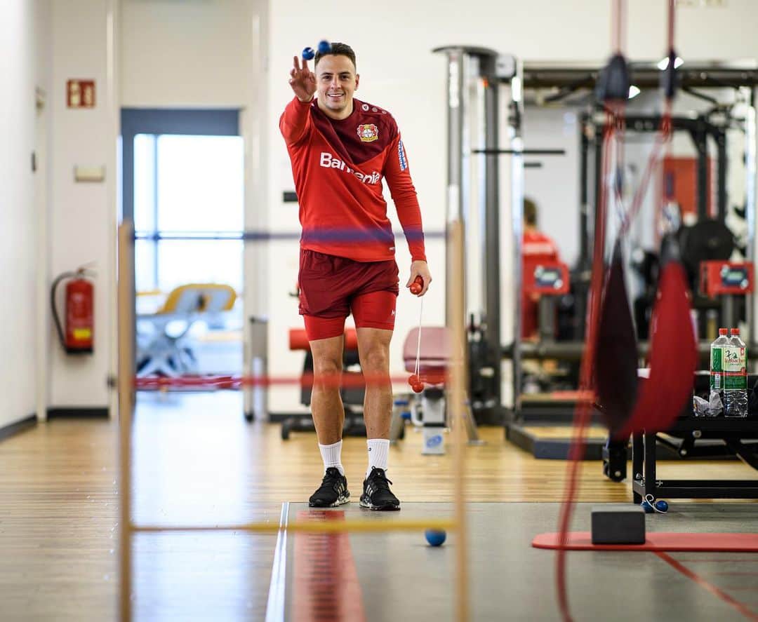 サンティアゴ・アリアスのインスタグラム：「Con muchas ganas de volver!! 💭⚽️#stepbystep 😀💪🏼 @bayer04fussball ⚫️🔴」