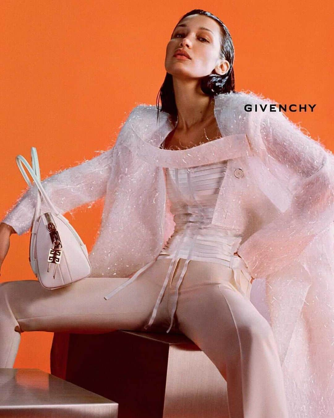 ベラ・ハディッドさんのインスタグラム写真 - (ベラ・ハディッドInstagram)「@Givenchy , First global campaign by  @matthewmwilliams shot by @hejishin 🖤 Styled by Miss @lottavolkova , makeup by @aarondemey1 🧠🏆, hair by @akkishirakawa 🌠.....」2月6日 9時25分 - bellahadid