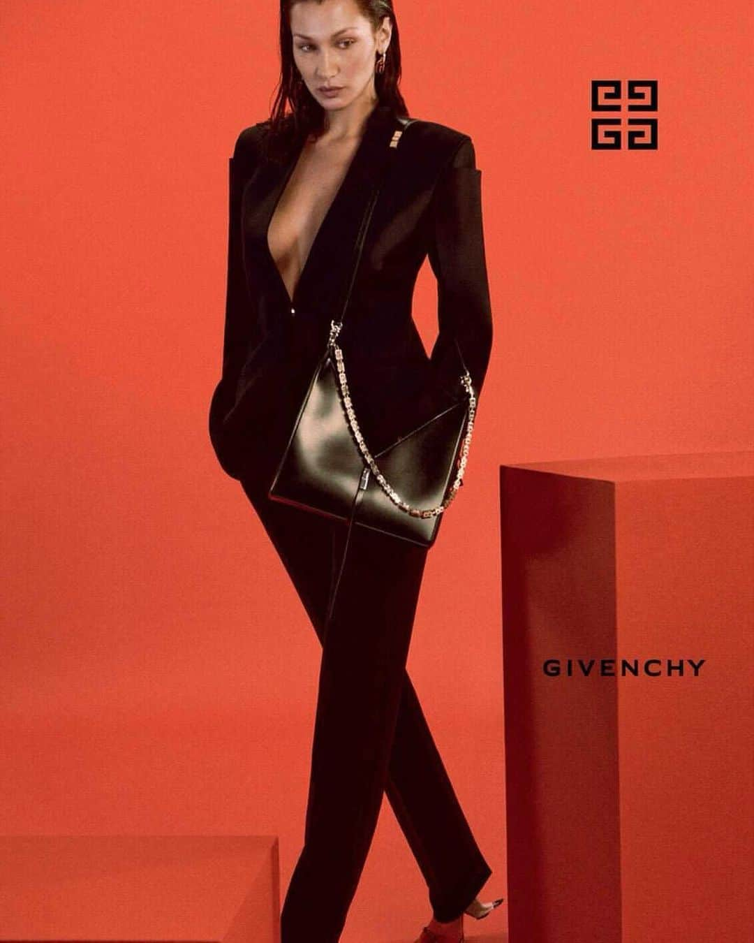 ベラ・ハディッドさんのインスタグラム写真 - (ベラ・ハディッドInstagram)「@Givenchy , First global campaign by  @matthewmwilliams shot by @hejishin 🖤 Styled by Miss @lottavolkova , makeup by @aarondemey1 🧠🏆, hair by @akkishirakawa 🌠.....」2月6日 9時25分 - bellahadid