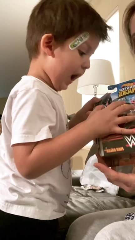 ターニャ・テイトのインスタグラム：「What’s in the box?」