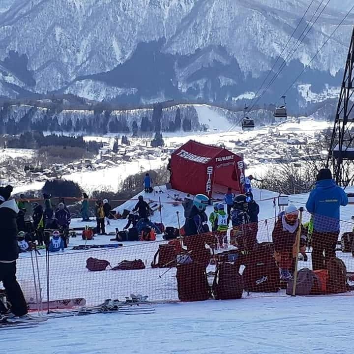 栂池高原スキー場さんのインスタグラム写真 - (栂池高原スキー場Instagram)「好天の週末を迎えた栂池高原です! 本日と明日はNSD杯栂池ジュニアカップが開催されています。 未来のスター達頑張れ！ からまつリフト沿いのウェ～ブも復活しました！ 楽しい週末をお過ごしください。  ＃tsugaikekogen #juniorcup #晴天 #snow #ski #snowboarding」2月6日 9時29分 - tsugaike_kogen