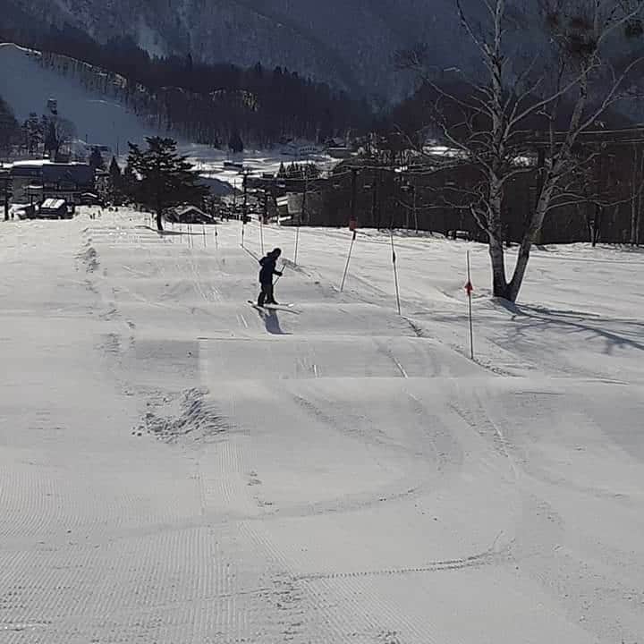 栂池高原スキー場さんのインスタグラム写真 - (栂池高原スキー場Instagram)「好天の週末を迎えた栂池高原です! 本日と明日はNSD杯栂池ジュニアカップが開催されています。 未来のスター達頑張れ！ からまつリフト沿いのウェ～ブも復活しました！ 楽しい週末をお過ごしください。  ＃tsugaikekogen #juniorcup #晴天 #snow #ski #snowboarding」2月6日 9時29分 - tsugaike_kogen