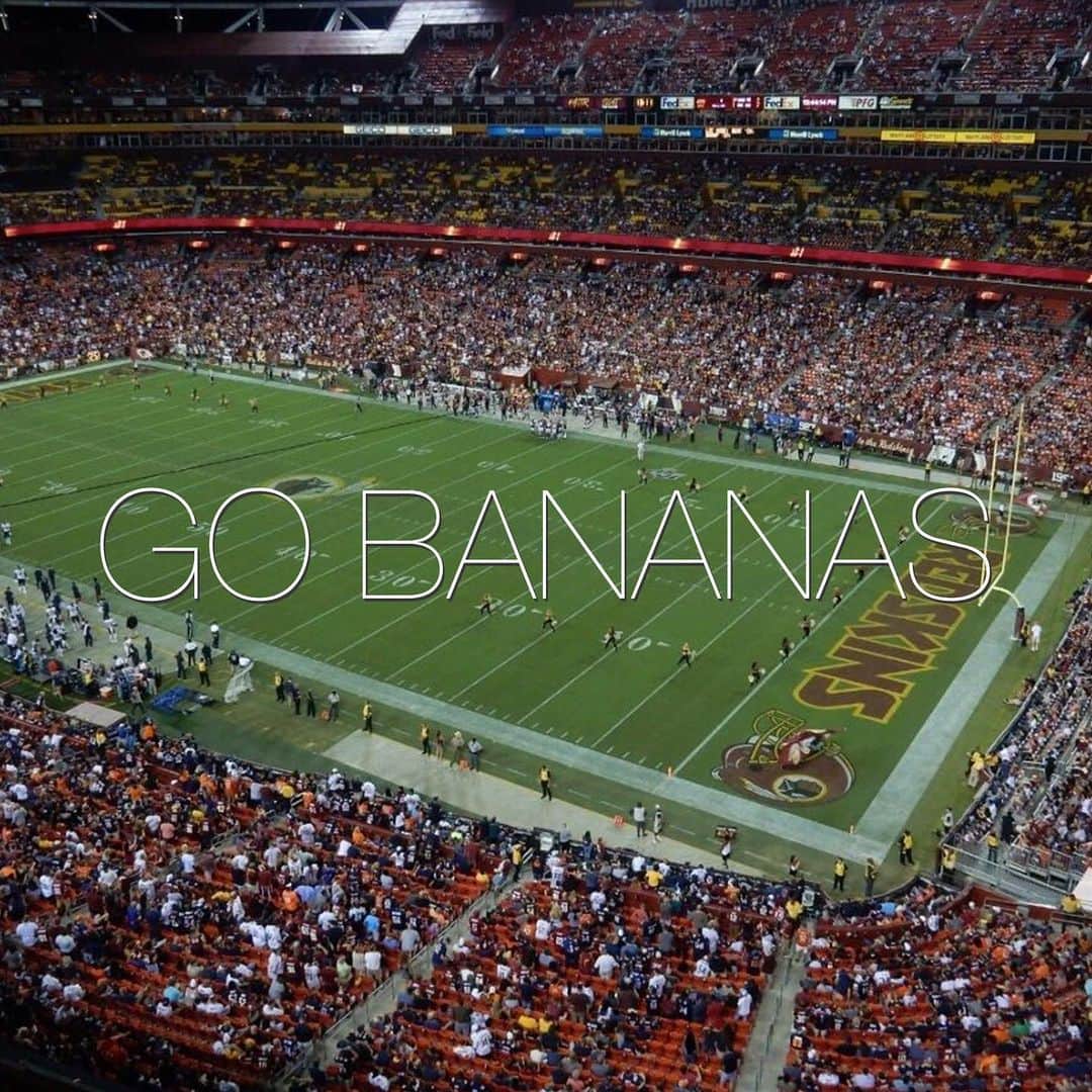 アメリカ大使館さんのインスタグラム写真 - (アメリカ大使館Instagram)「え⁉️バナナ🍌になる⁉️ これは「熱狂する・激怒する」という「感情を爆発させて大騒ぎをする」という意味のイディオムなんです🍌💥 元々“go ape(発狂する)”というイディオムから派生した表現なんですね。 使い方こんな感じ… “The whole crowd at the stadium went bananas when the football game began.” 「フットボール🏈の試合が始まった時、スタジアムの観客全員が熱狂した。」 . あなただったらどんなことに”go bananas”になりますか⁉️🍌💥 . #usa #america #studyabroad #livinginamerica #idioms #phrases #gobananas #goape #bananas #football #stadium #excited #アメリカ #留学 #アメリカ生活 #イディオム #フレーズ #英会話 #英語の勉強 #熱狂する #夢中になる #ゲーム観戦 #スタジアム #バナナ #アメフト #観戦 #応援 #テレビ観戦 #アメリカンフットボール #スーパーボウル」2月6日 9時30分 - usembassytokyo