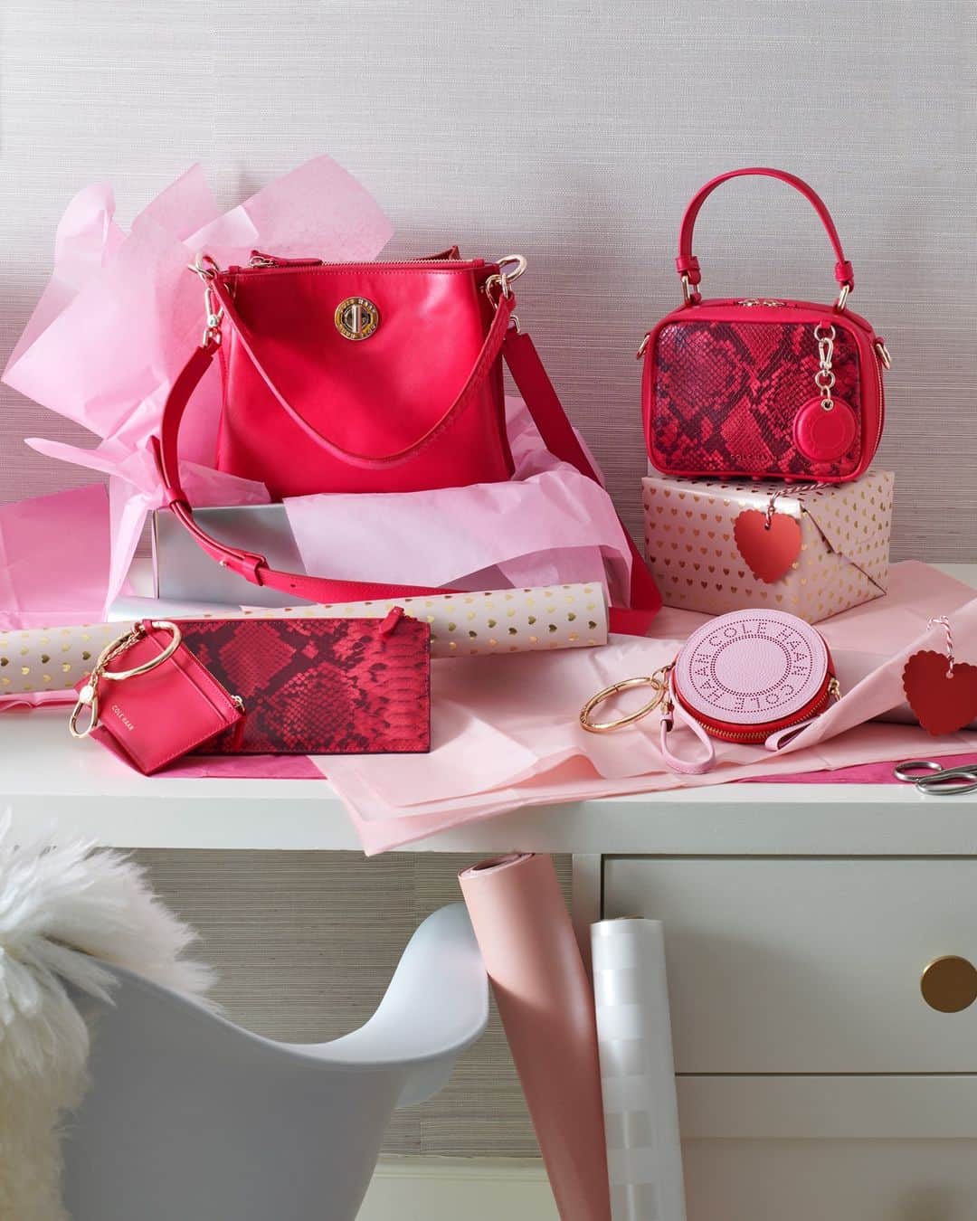 Cole Haanのインスタグラム：「This year, Valentine's Day gifts are in the bag—specifically our Mini Boston Bag, Small Turnlock Bucket Bag, Card Case Duo, and Circle Coin Purse.」