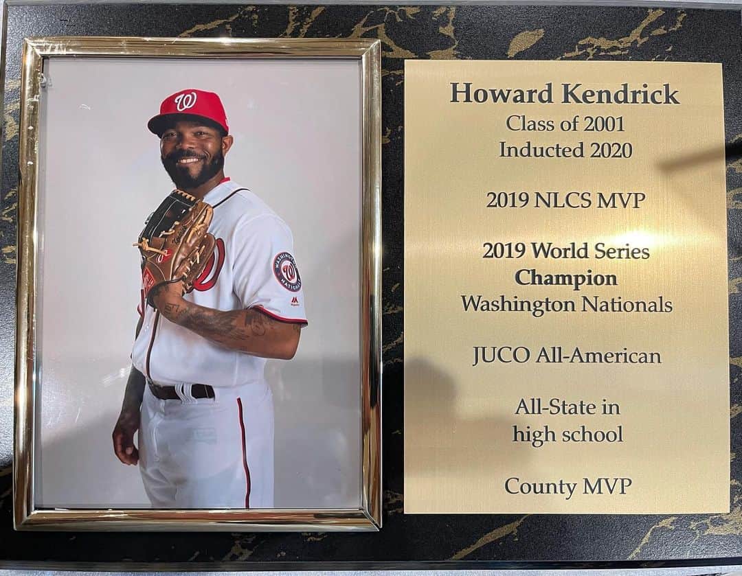 ハウィー・ケンドリックのインスタグラム：「Shout out to @athleticswnhs Got my Hall of Fame induction plaques today.」