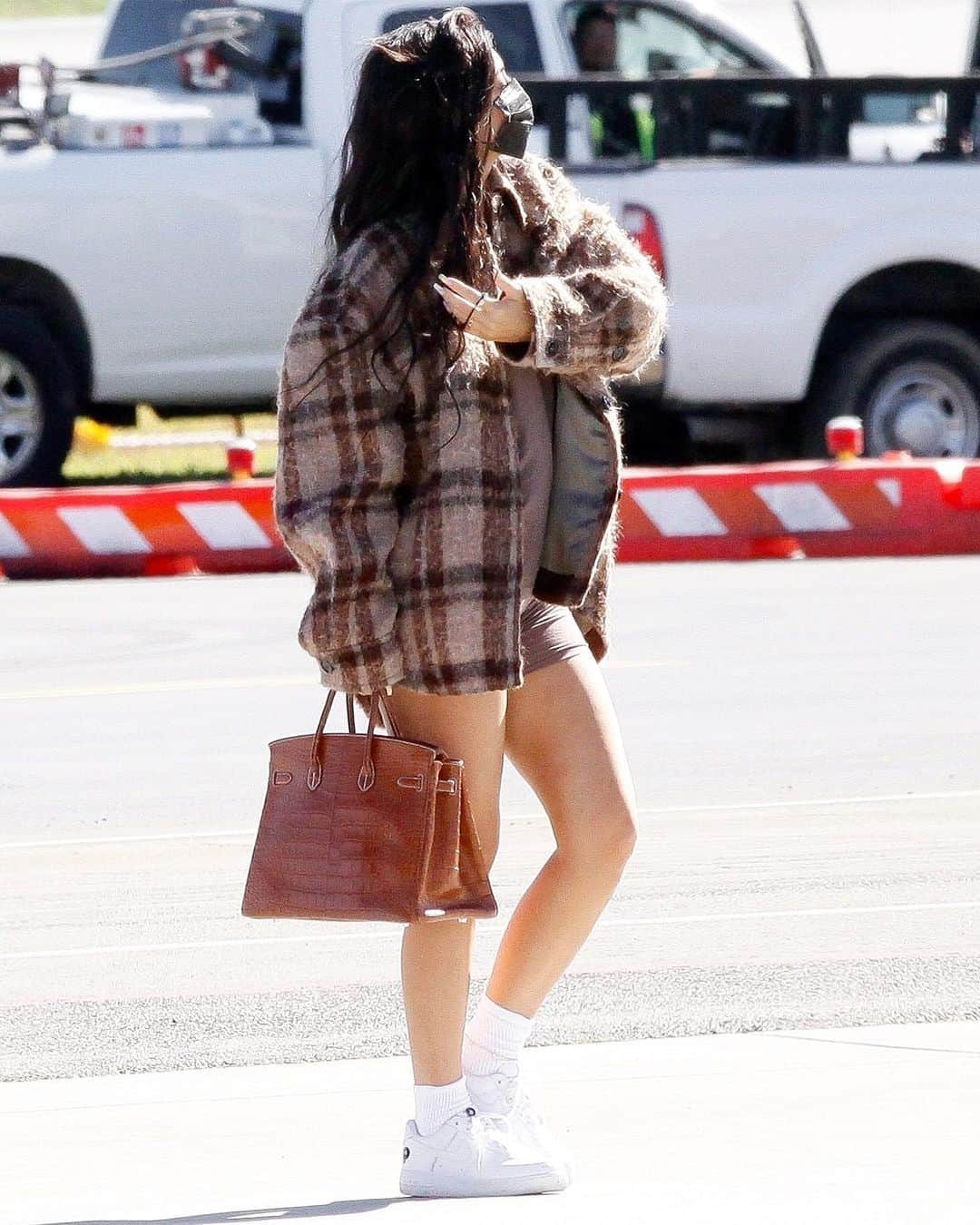 Just Jaredさんのインスタグラム写真 - (Just JaredInstagram)「@kyliejenner was spotted boarding a private plane with her daughter Stormi on Friday afternoon. It looks like she is heading out of Los Angeles for the weekend. #KylieJenner Photos: Backgrid」2月6日 9時33分 - justjared