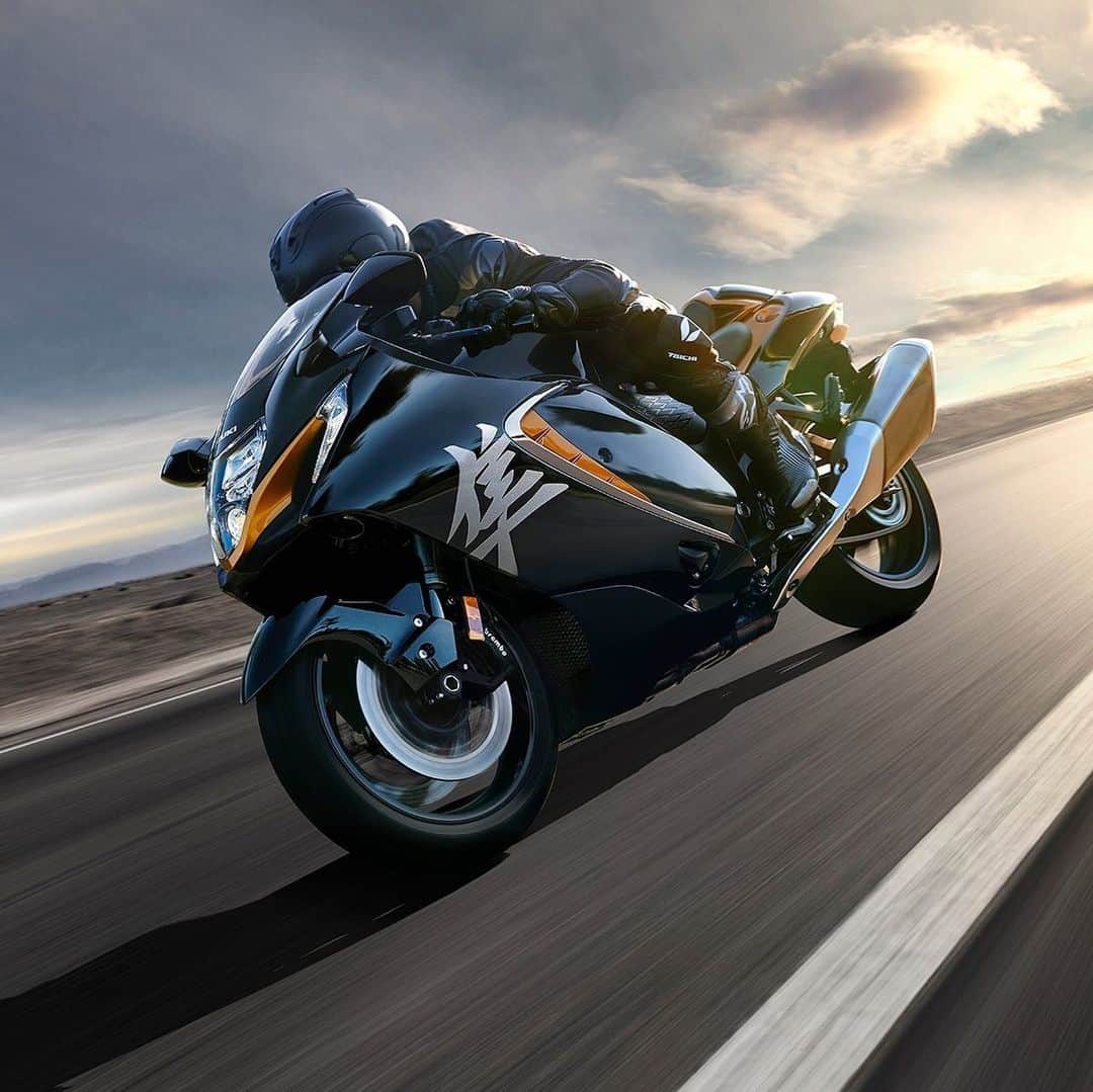 HYPEBEASTさんのインスタグラム写真 - (HYPEBEASTInstagram)「#hypeAF: @suzukicycles has unveiled its powerful, quicker, and poised 2021 Hayabusa. The new model features 550 new parts creating a “wind-cheating bodywork” frame and a better riding experience. The bike comes equipped with a 1340cc inline-four-cylinder engine capable of 186 MPH. Other upgrades include a new set of LED headlights, modern dash clocks, a bi-directional quick-shifter, and more. The suggested price of the bike is $22,499 USD.⁠⁠ Photo: Suzuki」2月6日 9時33分 - hypebeast