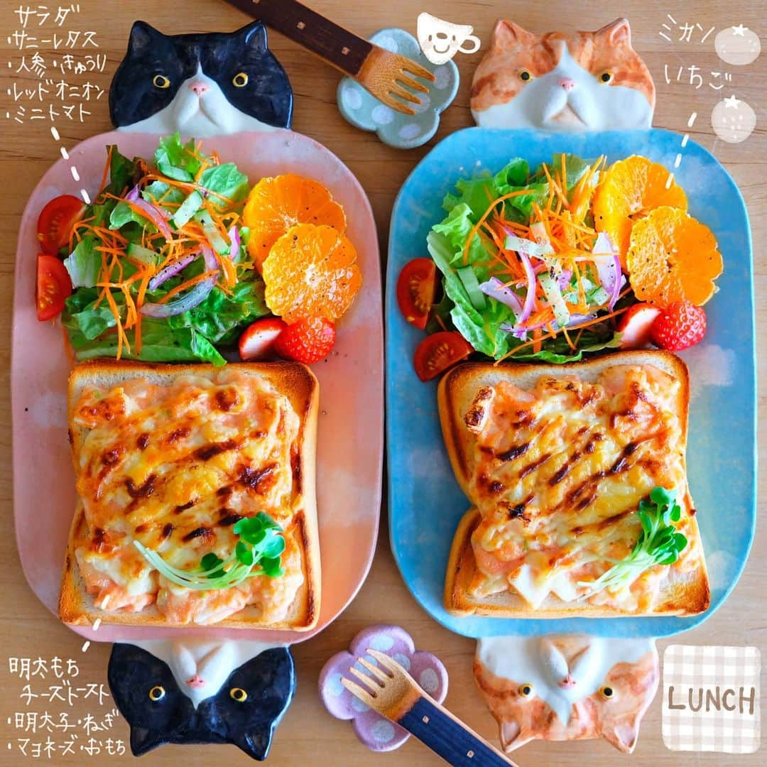 なっつ。さんのインスタグラム写真 - (なっつ。Instagram)「2021.2.6.Saturday PUNICAFE LUNCH. ❁ ある日のおうちごはん♬ ・明太餅チーズトースト (明太子/マヨネーズ/ねぎ/餅) ・サラダ (サニーレタス/レッドオニオン /きゅうり/人参/ミニトマト) ・みかん ・いちご ❁ 明太餅チーズトースト♬ ①ボウルにほぐした明太子と みじん切りのネギ、 20等分くらいに小さく切ったお餅 マヨネーズ、ピザ用チーズを入れて混ぜる。 お餅は細かく切って 10秒位チンしておくといいかも。  ②①をマヨネーズを塗ったパンの上に乗せて さらにチーズと追いマヨネーズをする。  ③トーストして出来上がり🤤 ❁ お餅がいい仕事してて すごい美味しい🥺✨ 明太マヨ間違いないし お餅好きにはたまらないトースト♡ お腹にもずっしりたまって ランチにもぴったり♡ ごちそうさまでした😊 ・ ・ ・ #トーストアレンジ#今週もいただきます#なっつごはん🍚」2月6日 9時41分 - punipopo