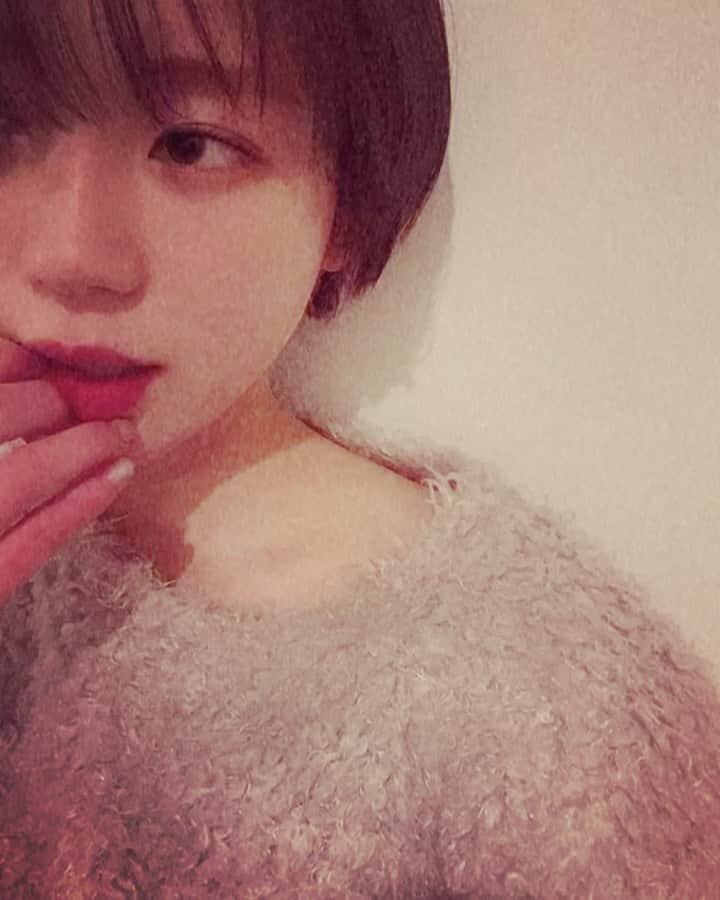 長田侑子のインスタグラム：「. 今日はツラツラ書きます。 多分みんな気づいているだろうけど、 現在以前とは別の形で芸能のお仕事に関わっている私です。 うん。そう。はい。  でね、久々に昔の自分の写真とか見てたんだけど、 今と顔が全然違って驚いた。 東京上京したてに10kg以上激痩せした時期。（大危険 体重を戻す為の暴食で胃腸炎おこしたり 顔が浮腫みまくって仕事とのバランスに悩んでた時期。 そんなこんなを経て、ゆっるゆるな自己管理でいる姿が今。  気持ち的な面で言うと、 東京7年目、ほんとはかなりの甘ちゃんなのに言えない、　 理解しづらいめんどくさいオブめんどくさい私の性質を ちゃんと理解してくれている人たちがいて 強制的に、はい！甘えろ！！ってしてくれる。ほんとに感謝。  1番変わったのは自分を人と比べなくなった。 好きになったわけではなくても、 私はこれでいいやって思えるようになった。 大好きな　@lilylilylilycom が私の女性目印。 それに、みんなに好かれることより こんな感じの私を大事にしてくれる人達を 大事に大事にしようと思っている。愛強めに。  うーん、ごめんなさい、えらい長くなった。 それにあたしの頭の中を書くとぐちゃぐちゃな文だな。 ま、週末だし、ゆっくり過ごしましょうね☺︎」