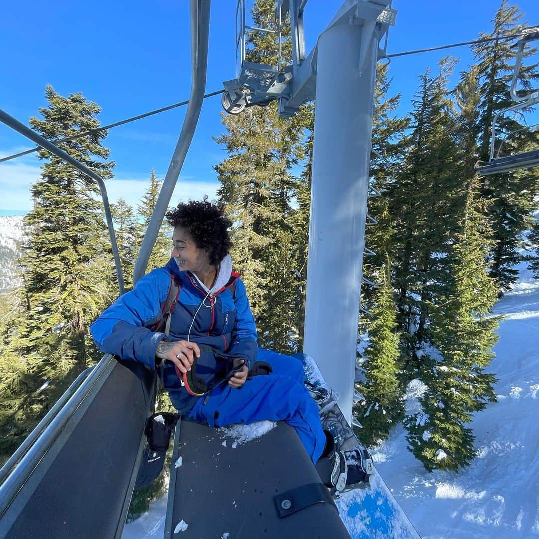 ジェニファー・ソトのインスタグラム：「I’m so into you @sierra_at_tahoe 😍 Thanks for letting us play on the mountain today, blessed it up!!! #sierraattahoe #tahoe #snowboarding #ilovesnowboarding #snowboardwithfriends」