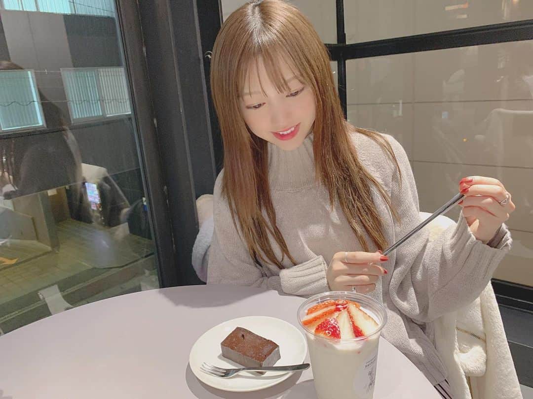 高木悠未のインスタグラム：「今年のバレンタイン何作ろう🐰 もらったら嬉しい甘いものってなに？  写真は数ヶ月前のもの❕ (cafe行けるようになりたい)」