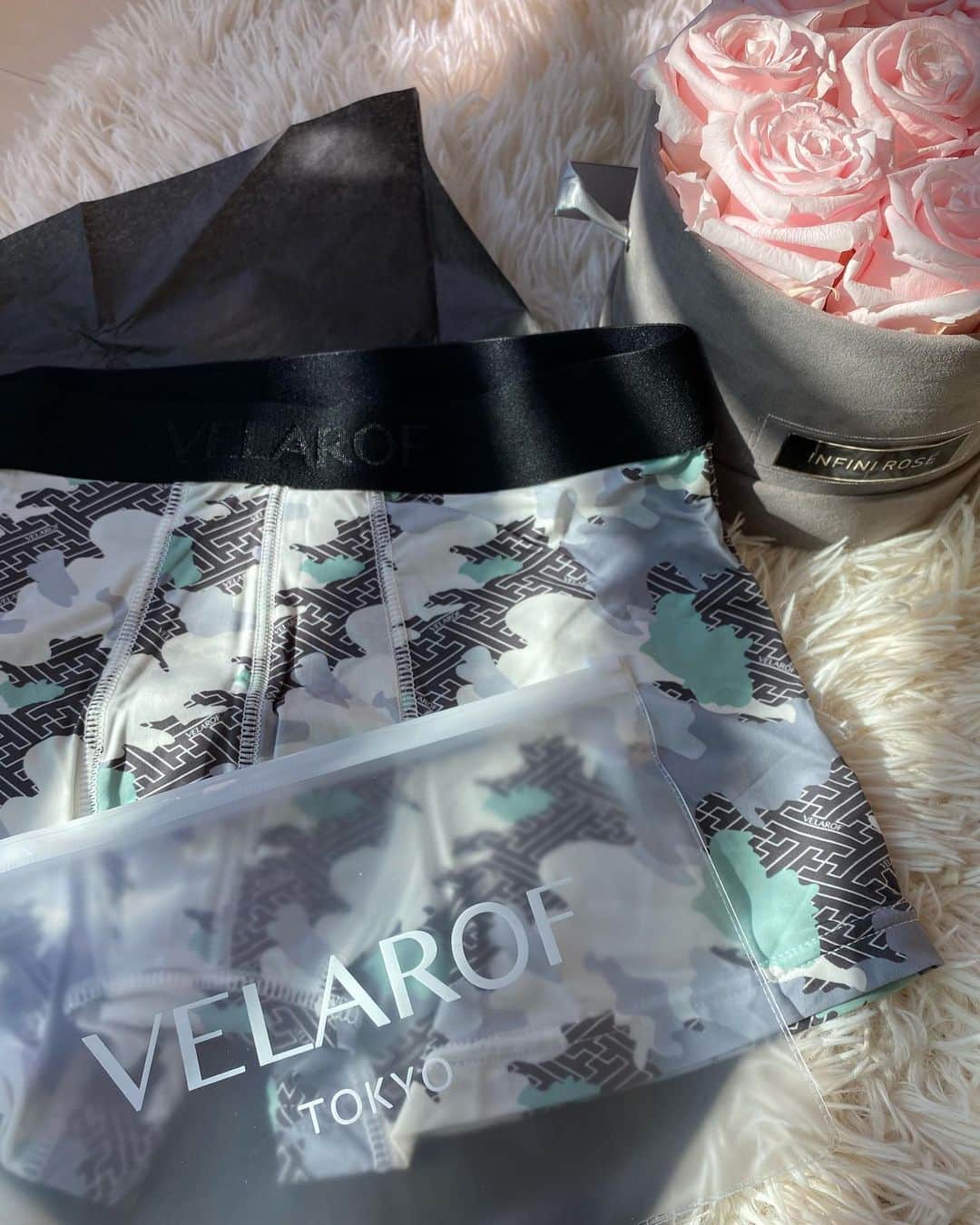 橋本麗香のインスタグラム：「イギリス発🇬🇧×🇯🇵made in JAPANの ラグジュアリーなメンズアンダーウェア  日本製ならではの確かな縫製 粋を感じさせるデザイン 上品さの漂う色味✨✨✨  とてもセンスの良いアンダーウェア💙 バレンタインギフトにも良さそうですね🌹  @velarof_jp  @velarof_official  #velarof #ヴェラロフ #ギフト #バレンタインギフト」