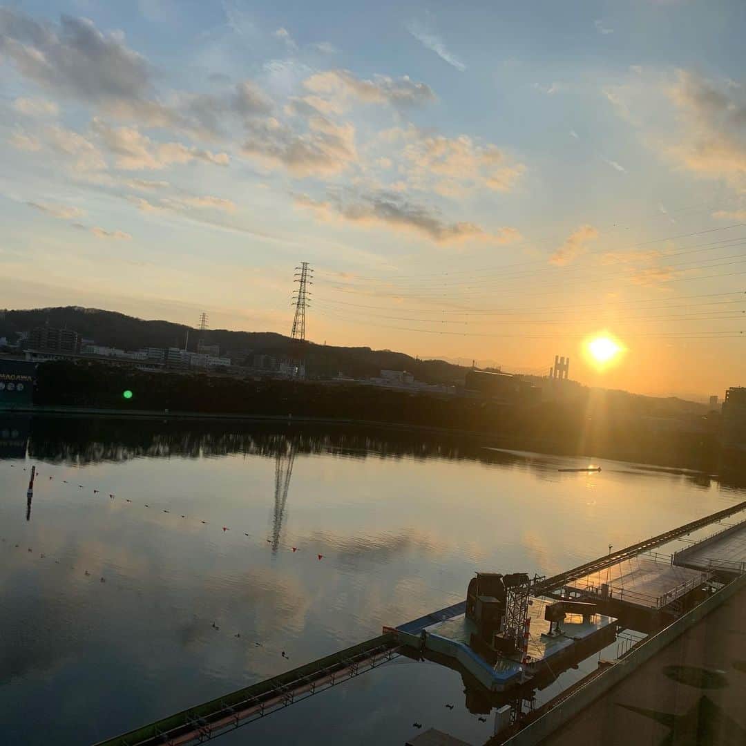 ななせ結衣のインスタグラム：「おはようございます！  昨日の多摩川さんでの配信 ありがとうございました🙊. 結果はぺちゃんこでしたが 終わった後の夕日が とてつもなく綺麗だったので 皆様にお届け〜☀︎☀︎ . お休みの方はゆっくり、 お仕事の方は頑張っていってらっしゃいです🥺 . 私はお仕事しながら 今日はどこのレースに賭けようか　 悩んでます('ﾛ' )  #ボートレース #ボートレース予想 #ボートレース多摩川  #boatrace」