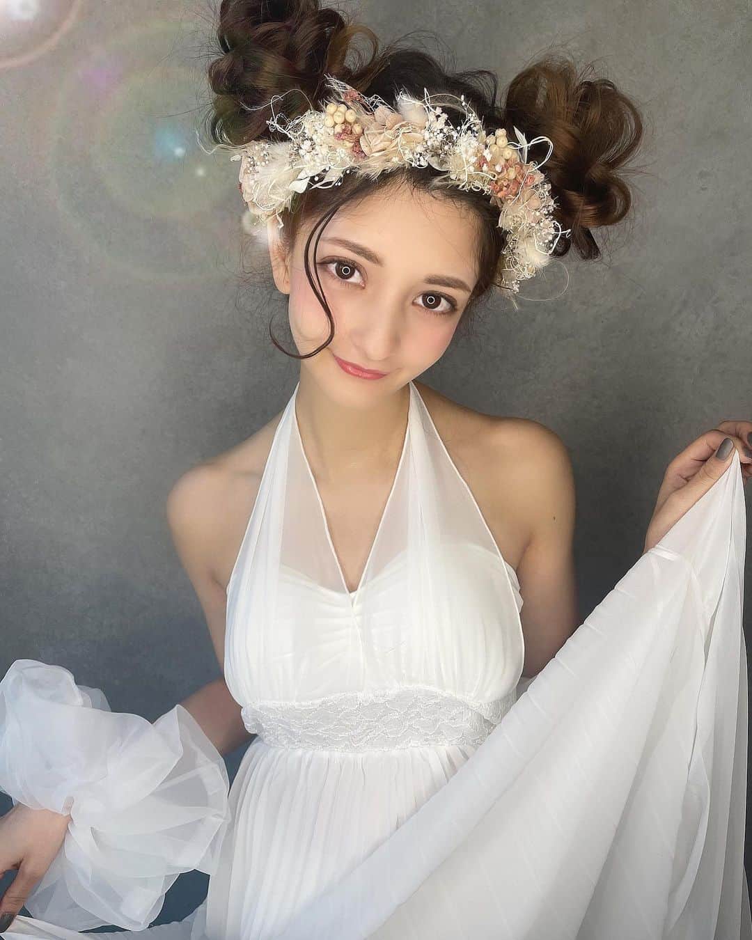 堀井大輔のインスタグラム：「・ ・ これが本当のミニーヘアかな ・ 頭につけるシュシュ @objet_handmade さんのを 手首に✨ 花かんむりは @bebu_flower さん🙌 ・ モデルはうるさいぐらいよくしゃべる @michie_0204  ・ ご縁に感謝です🍀 ・ ・ #クラウンヘアー#天白区#名古屋 #名古屋美容師 #美容師 #ヘアセット#セット#ヘアアレンジ #プレ花嫁 #作品撮り #ウェディングドレス #ホリーマジック #ホリージョ撮影 #ホリージョ #2021秋婚 #2021春婚 #2021夏婚 #全国のプレ花嫁さんと繋がりたい #ウェディングニュース #コテ巻き #巻き髪 #ゼクシィ2021 #アップスタイル #まとめ髪 #おだんご #編みおろし #Dressy花嫁 #プラコレ ￼ 	◦」