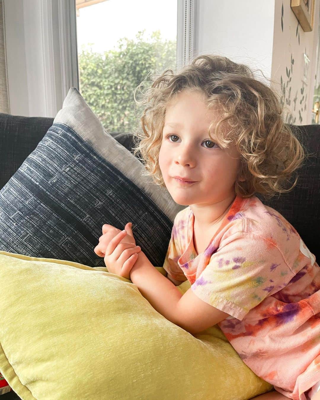 ホイットニー・ポートのインスタグラム：「Sonny looks like a 38 year old woman here.   This big boy bed sleep-training is no joke. We are basically in a power struggle. Sonny literally says, “I’m in charge,” and we have to deal with it ASAP. It’s so hard to take emotion out of parenting bc we know what’s best for all of us is tough love at this point. The guilt, the questioning yourself, and the mom shaming is just all so much to deal with while not sleeping! I know I’m opening myself up to criticism by sharing on social media, but I also know a lot of you out there are going through the same things. Let’s lift each other up in the comments and use this space to help one another. WE NEED SOME HELP. THIS IS HARD!    (& link in bio. for a new reaction video! 'The Hills' S3E3)」