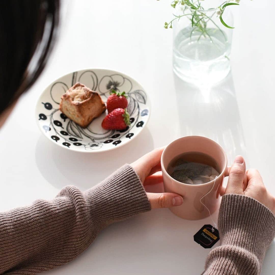 のインスタグラム：「当店スタッフにも大人気！ おやつや取り皿にぴったりの、北欧の器「ブラックパラティッシ」。 . - - - - - - - - - - - - - - - ARABIAブランドの代表格、 パラティッシのブラック。  フィンランド語で 「楽園」という意味を持つparatiisiは、 魅惑的なフルーツの絵柄が食器全体に贅沢に描かれ、 絵筆のタッチもすてきで眺めていたくなる、 そんな美しいシリーズです。 . こちらの16.5cmプレートは、 ソーサーを同じサイズなので おやつをのせたり、 取り皿にも使いやすいんです。 . 少し深さのあるフォルムは、 汁気のあるお料理を取り分けたい時にもぴったり。 毎日の食卓にどんどん登場させられる 実用性も嬉しい器です。  モノトーンなので、洋食はもちろん、 和食にも合わせやすいですよ。 . . お買いものはプロフィールのリンクを ご覧くださいね。→@hokuoh_kurashi . ーーー 掲載のアイテムはこちら▼ ーーー  器： ☑️ ARABIA/アラビア/PARATIISI/パラティッシBK/フラットプレート(16.5cm)  カップ： ☑️ iittala/イッタラ/Teema/ティーマ/マグ/300ml/パウダー . - - - - - - - - - - - - - - - - - -  ▶ その他の商品詳細をお知りになりたい場合は、 プロフィールに掲載の、 当店お問い合わせメールまでご連絡ください。 . #kitchen#kitchendesign#kitchenware#food#foodstagram#キッチン#キッチン雑貨#食器#お皿#料理#プレート#北欧食器#ARABIA#paratiisi#ブラパラ#器好き#シンプル#シンプルライフ#シンプルデザイン#暮らしを楽しむ#日々の暮らし#北欧#暮らし#北欧暮らしの道具店」