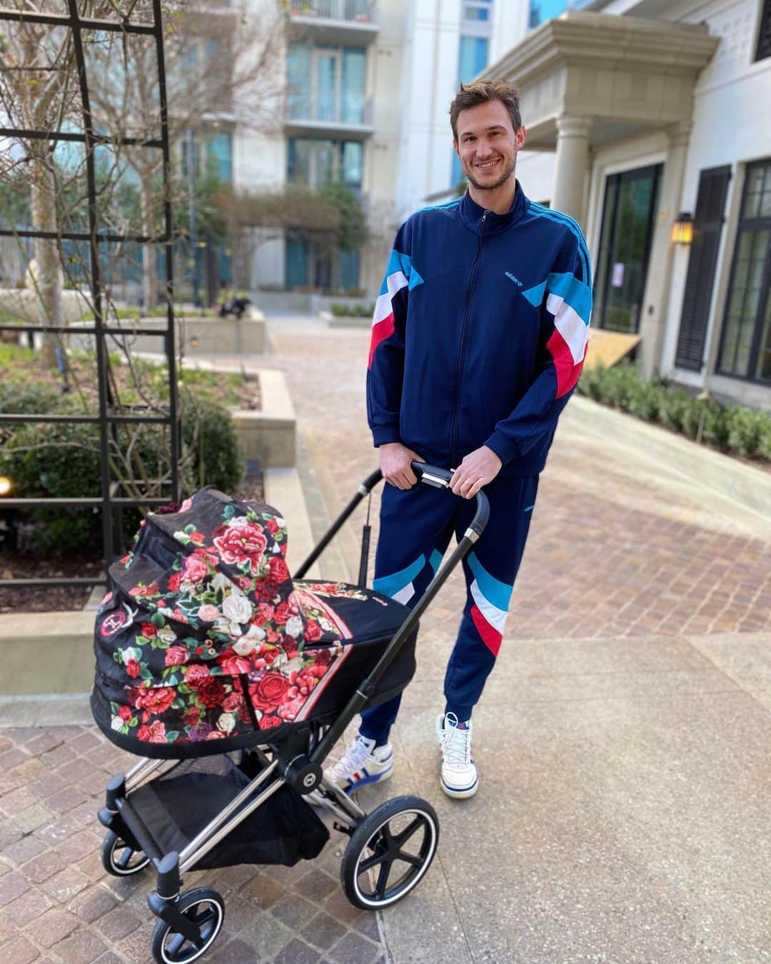 ダニーロ・ガリナリのインスタグラム：「Proud to be a #girldad. Shout out to @cybex_usa for the fashionable and functional Priam stroller, carry cot and matching Cloud Q infant car seat.」