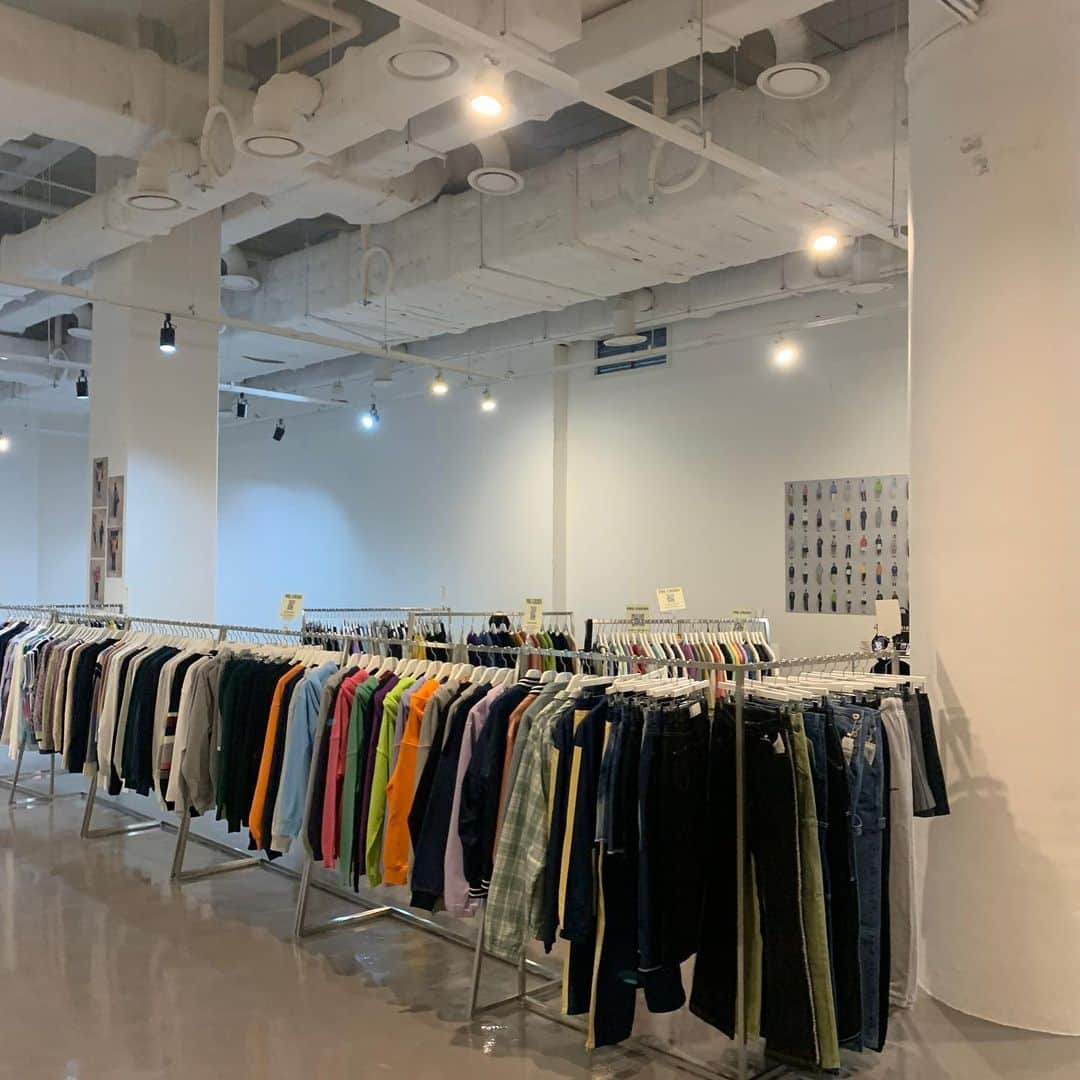 Second Brand Of O!Oiのインスタグラム：「21S/S PT & SAMPLE SALE 🎉  더 서울라이티움에서 5252 BY O!Oi에서 준비한 21S/S PT & SAMPLE SALE 행사가 시작됩니다!  80% 샘플세일과 럭키박스, 벤딩머신과 졸업식 포토부스까지 다양한 이벤트와 함께 21S/S 신상품 20% 할인 프리오더의 기회도 잡아보세요!  즐거운 시간 보내고 가시기 바랍니다 ⭐️  *네이버 예약 마감시간은 따로 없으며 해당타임 전까지 취소표 발생 시 바로 예약하시고 입장 가능합니다. *본 행사는 코로나19 예방을 위한 방역 지침에 준수하여 진행됩니다.  #5252byoioi #oioi #오아이오아이 #oioipt」