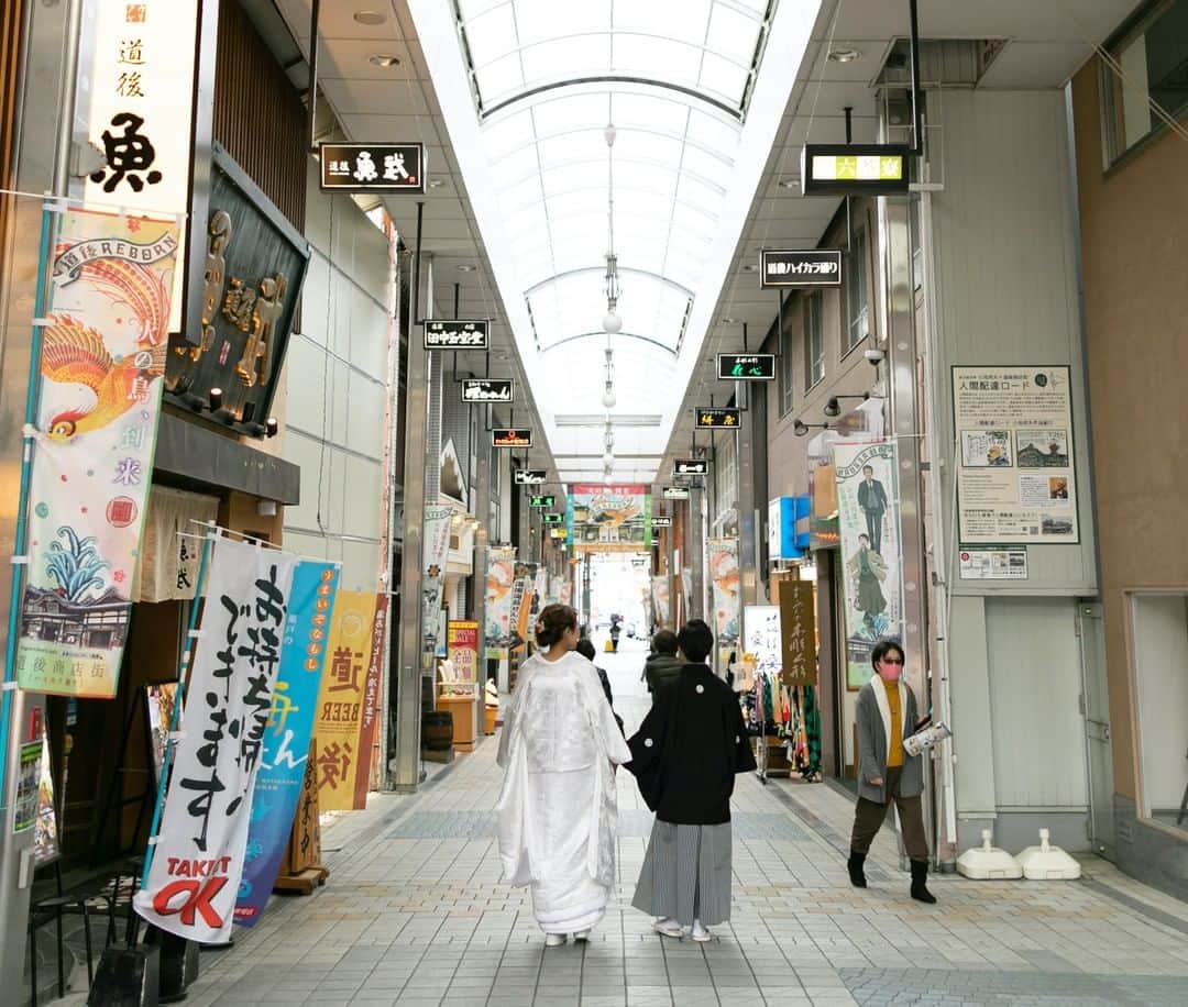 ラヴィ•ファクトリーさんのインスタグラム写真 - (ラヴィ•ファクトリーInstagram)「. 【写真で叶える結婚式】 . 歩いているだけで心が弾む松山の街並み* 日本の伝統を象徴とする白無垢姿を身に纏い ここでしか残せないお写真を。 —————— ラヴィファクトリー松山: @matsuyama_laviephotography Photographer:@eiko_photographer AREA:JAPAN,MATSUYAMA #道後温泉 —————— @laviefactoryをフォローして #laviefactory #ラヴィファクトリー のハッシュタグをつけて お写真を投稿してみてくださいね✳︎ . こちらの公式IG（@laviefactory） で取り上げさせていただきます✨ #wedding#weddingphotography #ラヴィファクトリー #laviefactory #photo #生きる写真 #ハートのある写真 #instawedding #結婚写真 #ウェディング #ウェディングフォト #撮影指示書 #ロケーションフォト #前撮り #プレ花嫁 #結婚準備 #写真好きな人と繋がりたい #フォトウェディング #卒花 #前撮り #後撮り #ウェディングニュース #プラコレ #松山花嫁 #愛媛花嫁 #和装フォト #白無垢」2月6日 10時06分 - laviefactory