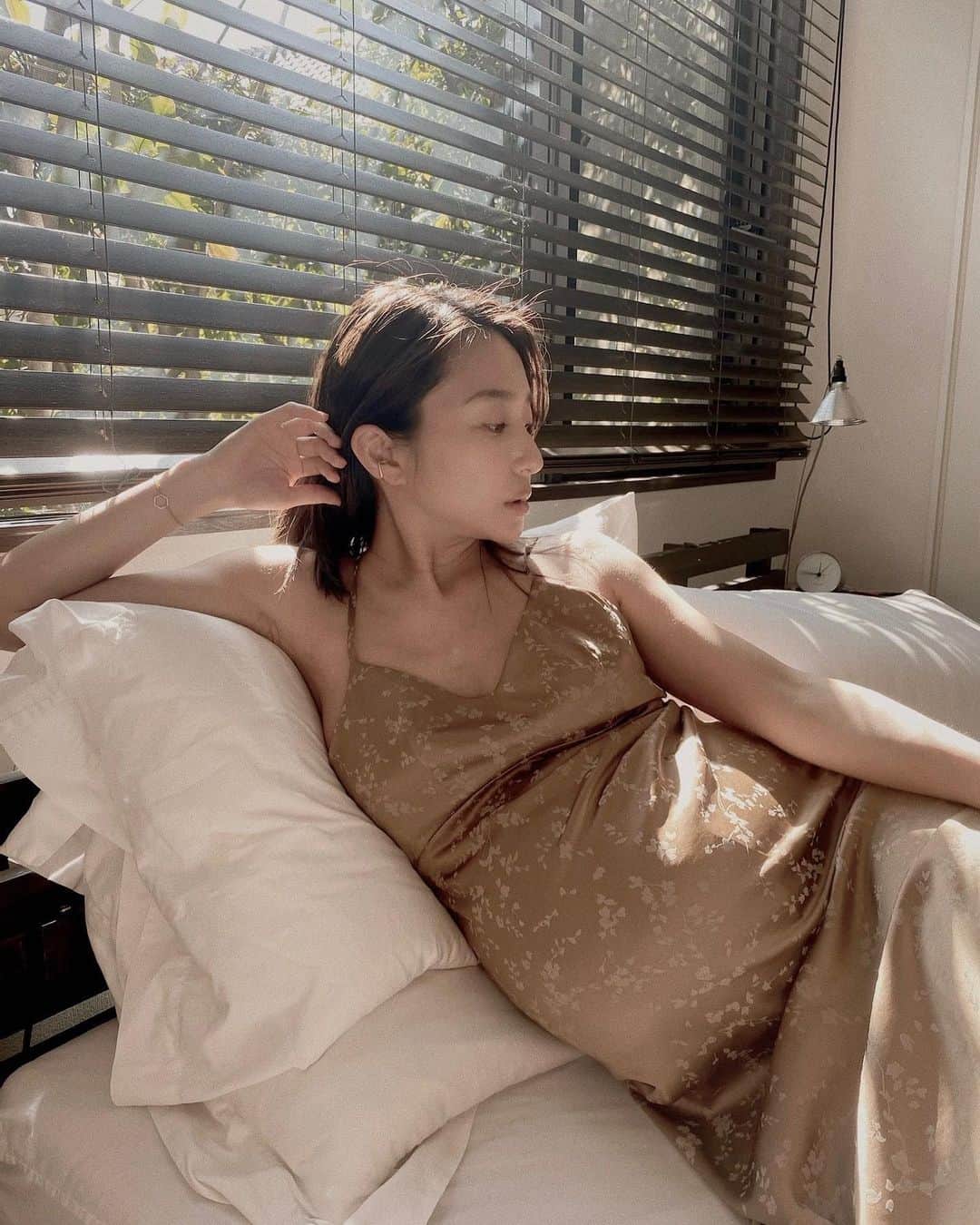 永田杏奈のインスタグラム：「𝐺𝑜𝑜𝑑 𝑀𝑜𝑟𝑛𝑖𝑛𝑔🌞  マタニティフォトを撮っていなかったので お家で大きなお腹を記念に📸  𝒑𝒉𝒐𝒕𝒆 𝒃𝒚 @ricaotsuki 💛  #臨月のお腹 #臨月妊婦 #妊娠10ヶ月  #マタニティフォトセルフ #マタニティフォト撮影」