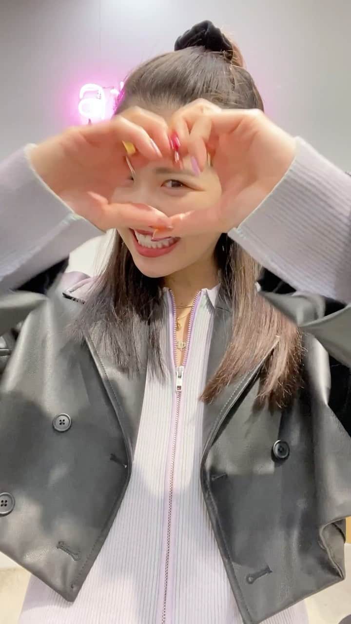 のインスタグラム：「atmos pinkからバレンタイン仕様のスニーカーが続々登場🤭💕  今回、バレンタインに向けたコーデをご紹介❤️オリジナル新作アパレルと共にご紹介していくのでぜひご覧ください✌🏻✨  商品詳細はこちら↓↓  https://www.atmos-pink.com/lp/atmos-pink-2021-valentine-collection  @atmospink_wear  @ayayangram   #atmos#atmospink#アトモス#アトモスピンク#スニーカー#スニーカー女子#nike#af1#adidas#puma#ナイキ#アディダス#プーマ#スニーカーコーデ#スニーカースタイル#バレンタイン#バレンタインデー#バレンタインコーデ#バレンタインデート#フェミニンコーデ#ストリートコーデ#ワンピース#セットアップ#レザージャケット#ロングコート#ニット#春コーデ#春服#春服コーデ#原宿」