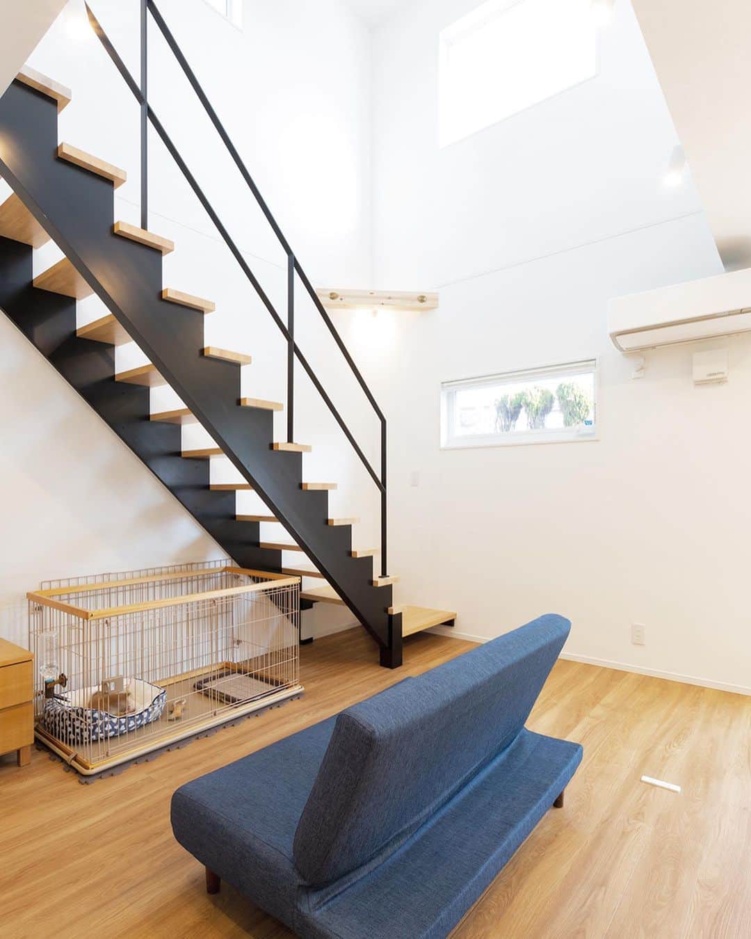 デザオ建設さんのインスタグラム写真 - (デザオ建設Instagram)「ストリップ階段と吹き抜け✨﻿ 白の壁に合うシンプルな階段🌳﻿ すごくかっこよく映えていますね💓﻿ 階段下、有効活用しています👌﻿ 上の大きな窓から日の光が注ぐ﻿ 素敵な空間です☀️﻿ ﻿ 3枚目はお施主様のわんちゃです😍﻿ｶﾜｲｽｷﾞ❣️ ﻿  @dezao_kensetsu﻿ ﻿ ﻿ オンライン相談会もしております💻﻿ ご自宅から、家づくりのお悩みを﻿ ご相談いただけます🙌﻿ プロフィール下のリンク﻿ URLよりお気軽にお申し込みください🍀﻿ .﻿ .﻿ .﻿ #注文住宅 #マイホーム #インテリア #新築 ﻿ #リフォーム #リノベーション #家 #住宅 ﻿ #工務店 #マイホーム計画 #施工事例 ﻿ #新築一戸建て #一戸建て #デザオ建設 ﻿ #京都の注文住宅 #設計#家づくり#interior #house #design #やってよかった﻿ #ストリップ階段 #リビング階段　#窓 #リビング #吹き抜け﻿ #リビング #リビングインテリア #吹き抜けリビング #犬 #豆柴」2月6日 10時19分 - dezao_kensetsu