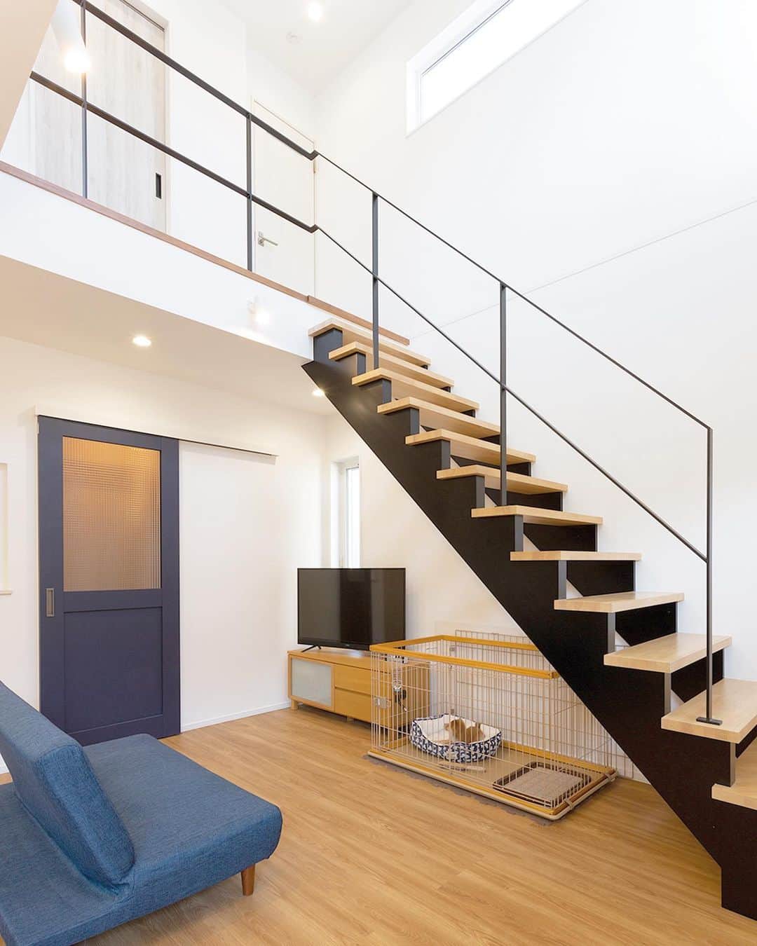 デザオ建設さんのインスタグラム写真 - (デザオ建設Instagram)「ストリップ階段と吹き抜け✨﻿ 白の壁に合うシンプルな階段🌳﻿ すごくかっこよく映えていますね💓﻿ 階段下、有効活用しています👌﻿ 上の大きな窓から日の光が注ぐ﻿ 素敵な空間です☀️﻿ ﻿ 3枚目はお施主様のわんちゃです😍﻿ｶﾜｲｽｷﾞ❣️ ﻿  @dezao_kensetsu﻿ ﻿ ﻿ オンライン相談会もしております💻﻿ ご自宅から、家づくりのお悩みを﻿ ご相談いただけます🙌﻿ プロフィール下のリンク﻿ URLよりお気軽にお申し込みください🍀﻿ .﻿ .﻿ .﻿ #注文住宅 #マイホーム #インテリア #新築 ﻿ #リフォーム #リノベーション #家 #住宅 ﻿ #工務店 #マイホーム計画 #施工事例 ﻿ #新築一戸建て #一戸建て #デザオ建設 ﻿ #京都の注文住宅 #設計#家づくり#interior #house #design #やってよかった﻿ #ストリップ階段 #リビング階段　#窓 #リビング #吹き抜け﻿ #リビング #リビングインテリア #吹き抜けリビング #犬 #豆柴」2月6日 10時19分 - dezao_kensetsu