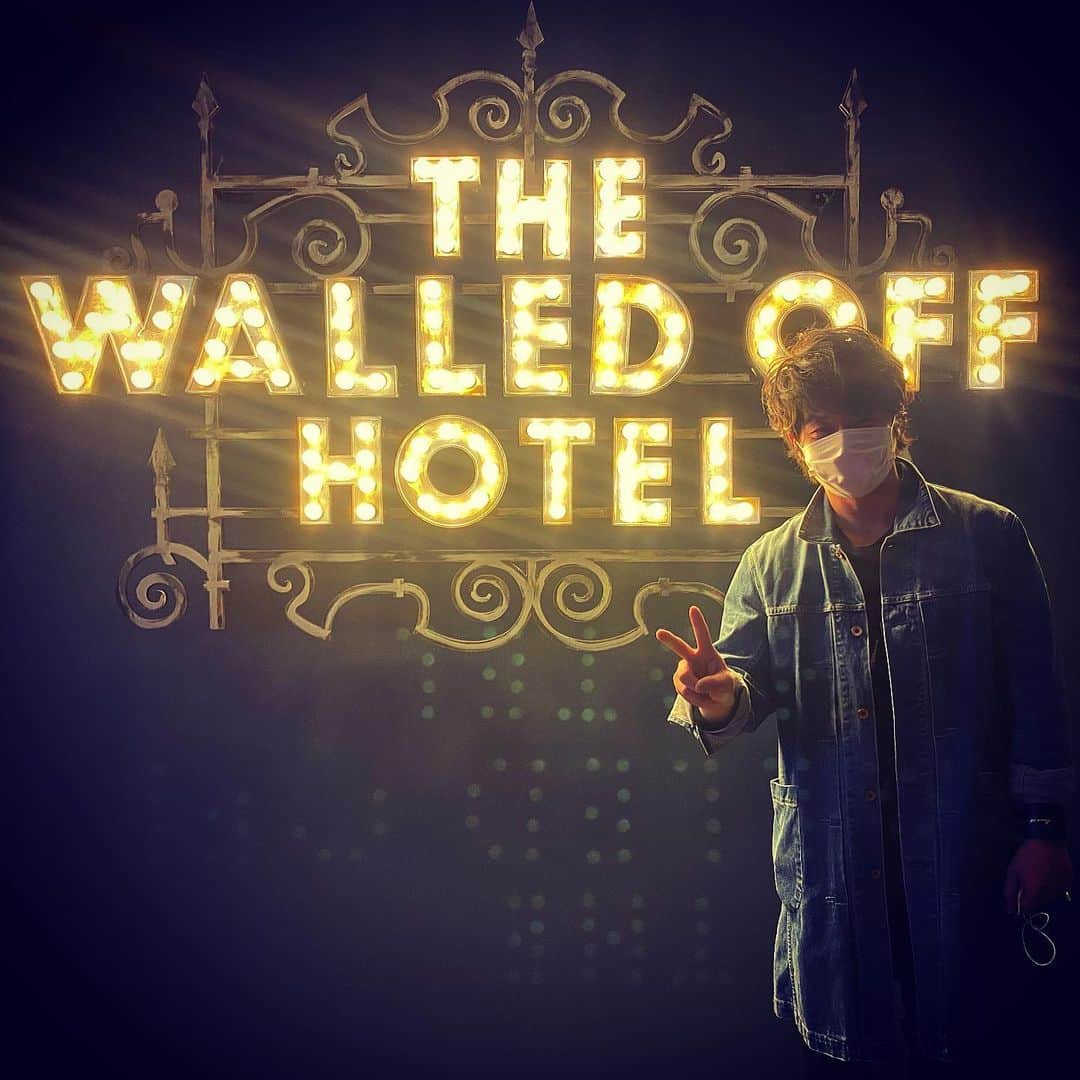 yuichi1003のインスタグラム：「念願の#thewalledoffhotel に泊まりに来た😍って言いたい笑🤣 多分騙された人何人かいると思う🙊 . これ#バンクシー展 の展示物😍　 #このベッドでイチャイチャしたら怒られる。 →一人で行ったから関係ない😂 . バンクシー展行く人はイヤホンと音声アプリをダウンロードしてくのは必須！→広告じゃなよ！ . 説明聞くとアートがより身近に感じる🙈 ただ全部聴きながら周ったら４時間位かかる！ . もちろん幸せ空間でとろけてます😍 . いつも趣味は美術館行く事って言うと8割の人に「絶対に嘘」って言われます😂 本当に巡ってます😂 . #banksy  #バンクシー　#バンクシー展天才か反逆者か  #banksyjapan  #世界一眺めの悪いホテル  #art #アート」