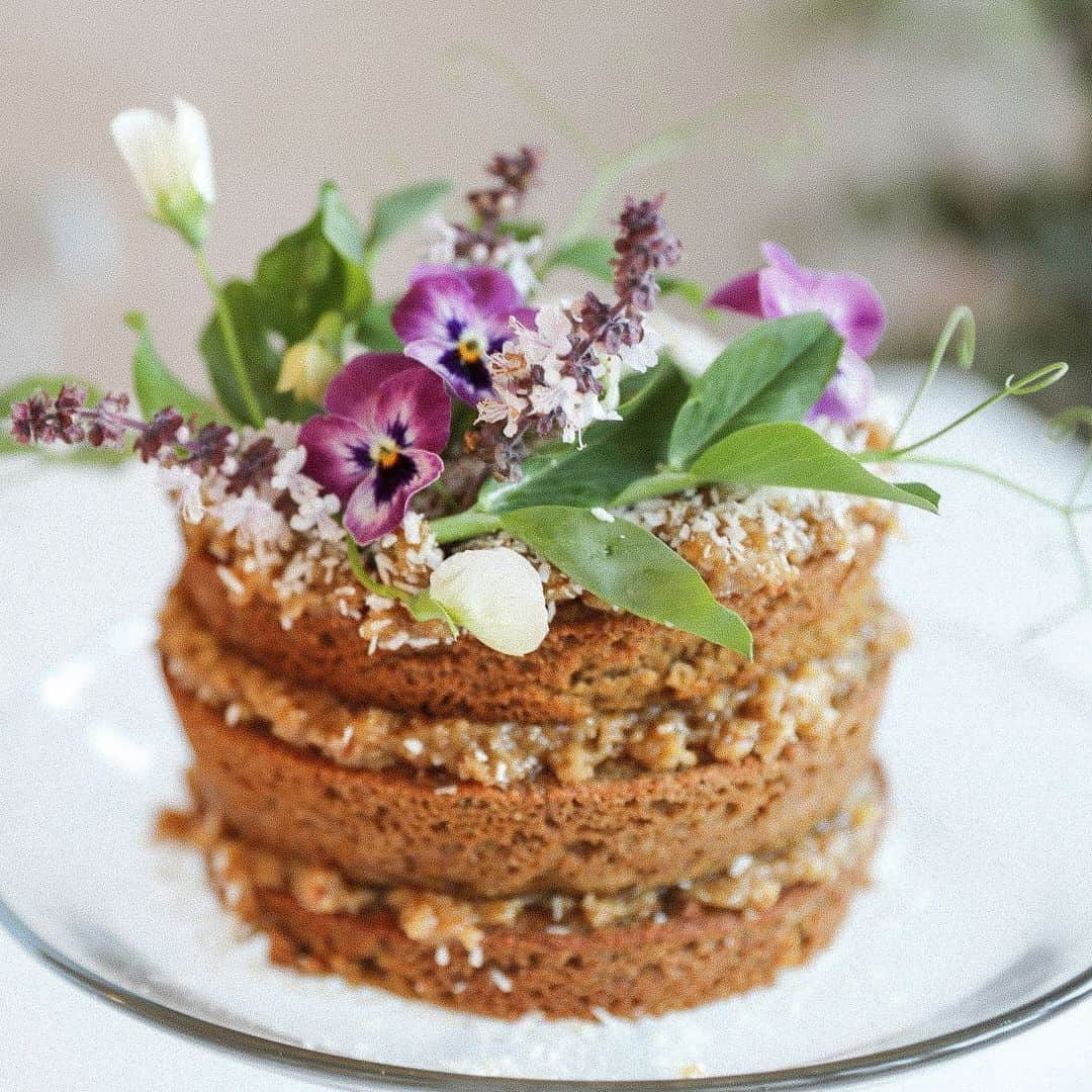 ローレン・コンラッドのインスタグラム：「Did a live bake with @sweetlaurelbakery today and what was supposed to be a German chocolate cake became something else when we realized I had bought the wrong kind of Cacao 😬 Luckily, it came out of the oven smelling delicious!」