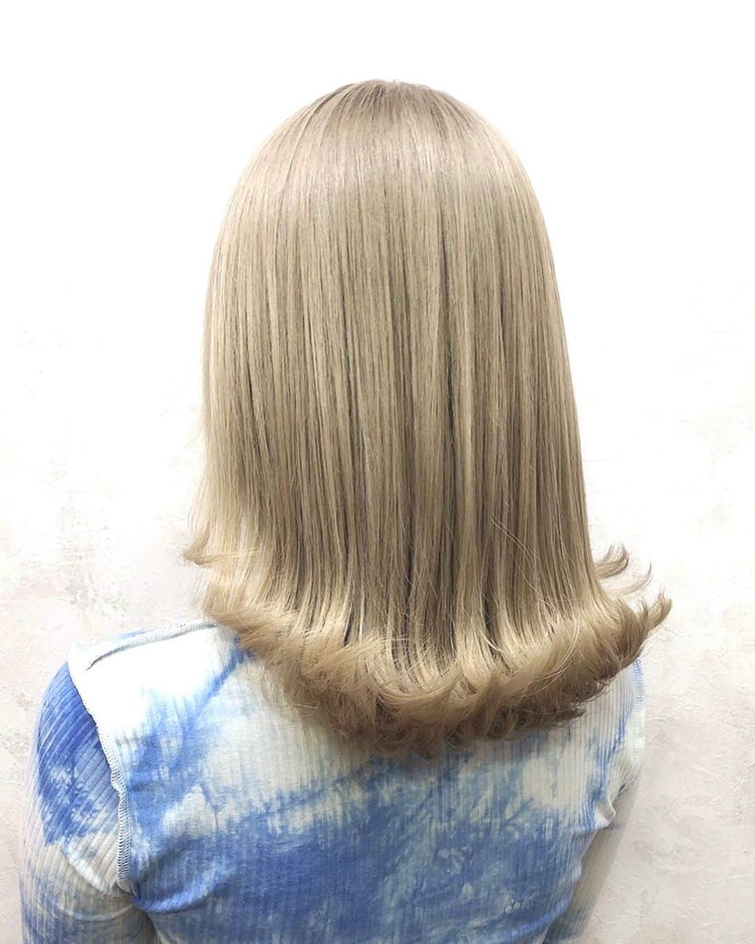 salon PRATiNO(サロンプラチノ)のインスタグラム：「. #ハイトーンカラー  透明感あるブロンドカラー！  カラー剤の残留などで出来てしまった ムラのお直しも当店にお任せ下さい👍🏾🌹  . . 【CLAVIS PRATINO】 ◇月曜日～土曜日 10:00～20:00 ◇日曜日 10:00～18:00  ※定休日なし ※時間外はお問い合わせください。 愛知県名古屋市中区錦3-4-19石垣ビル７Ｆ ☎︎052-962-7017  【PRATINO SNS・お店情報】  Instagram  メインアカウント→ clavis_pratino スタッフアカウント→ pratino_staff YouTube → https://www.youtube.com/channel/UC29An_f8mXliizce-Y6AUsA  LINE@→ ＠clavis-pratino HP→ http://clavis-pratino.com CLAVIS公式アプリ→ アプリ検索「CLAVIS 公式アプリ」  . #hairstyle #hair #cornrow #braids #clavispratino #spiralperm #pratino #hairsalon #nagoya #haircolor #love #派手髪 #外国人風カラー #バレイヤージュ #グラデーション #コーンロウ #ブレイズ #ブロンドベージュ #ブロンドヘアー  #特殊ヘア #ブラックヘア #美容室 #ヘアサロン #ヘアスタイル #ヘアカラー #クラビスプラチノ #名古屋 #栄 #錦」