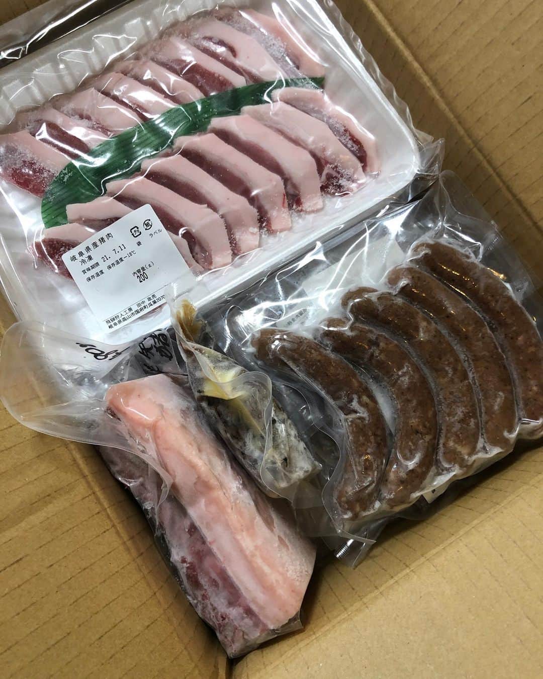 勝矢さんのインスタグラム写真 - (勝矢Instagram)「ジビエのお肉届いたよー ありがとう😁😁 イノシシのお肉で鍋でも作るかなぁ ソーセージもだべなきゃなぁ」2月6日 10時27分 - ajakatsuya