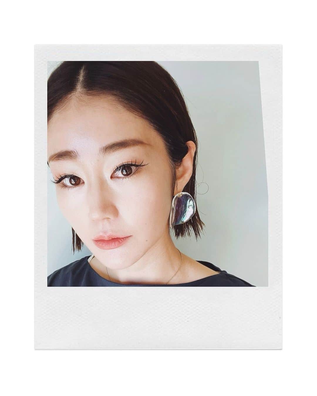 ジュジュのインスタグラム：「顔切りじゃない全体のバランスをとの 事だったので(解るかな？？🗣💦 . . 既に沢山の方に手に取って頂く事が できており、感謝でいっぱいです🤍 . 少しでもテンションを上げて過ごせるitem...✨ . 提案していきますね🤍 . Aurora pierce earring order✔︎ 2021.02.09(tue)12:00// .」