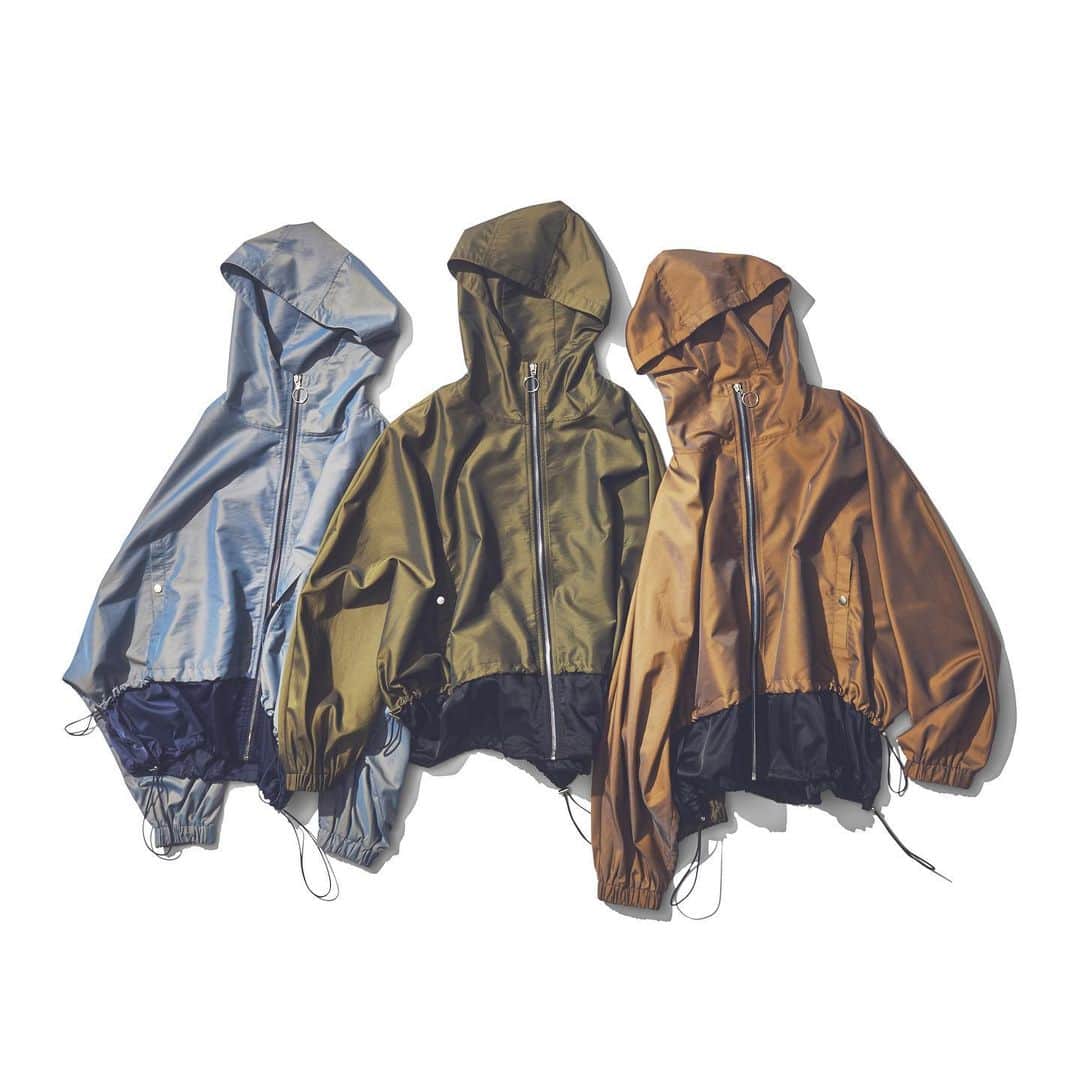 LOVELESS/GUILD PRIME 公式アカウントのインスタグラム：「GATHER TAFFETA BLOUSON 女性らしいカーヴィーなシルエットとカラーリングが魅力のシャンブレータフタギャザーブルゾン。玉虫調の意色合いや光沢、奥行のある見え感のあるシャンブレータフタ素材を使用し、上品な仕上がりに。程良いボリューム感が印象を柔らかいものに。  LOVELESS 2021 Springコレクション第一弾が2/10(水)より各ショップ及びオンラインストアで発売いたします。現在オンラインストアでは予約キャンペーンを開催中。  #loveless #21ss #loveless_women #loveless_select #springouter #springfashion  #newseason #newarrival  #ラブレス #ラブレスセレクト」