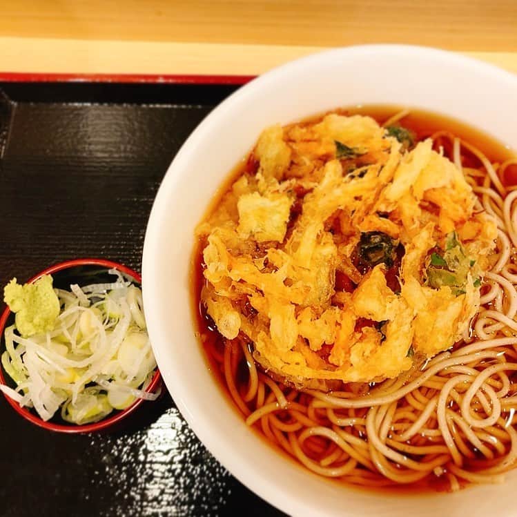 松田洋治のインスタグラム：「暖かい蕎麦にもわさびを解くのが好きです。でも頼むと不審がられる事がしばしば。もちろん少数派であることはわかってますが。でもさ、ざる蕎麦のあと蕎麦湯入れて飲む時、わさびの風味が美味しいじゃないですか。」