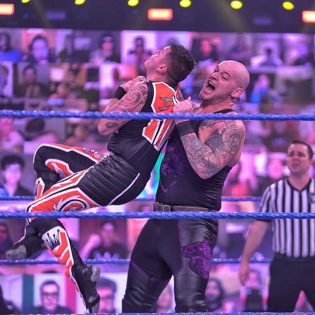 WWEさんのインスタグラム写真 - (WWEInstagram)「@dominik_35 picks up a huge victory over @baroncorbinwwe, and @619iamlucha is so proud!  #SmackDown」2月6日 10時36分 - wwe