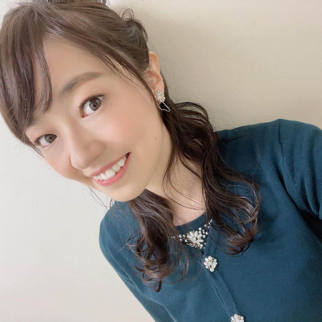 のインスタグラム：「毎週土曜日の﻿ 正午からは #MBCテレビ #週刊1チャンネル﻿ 1時半から #MBCラジオ #青たく です📺📻🎶﻿ ﻿ ヘアメイクは［noubl］徳永さん🎀﻿ @noubl_took﻿ ﻿ イヤリングは #スールマム さん💍﻿ @soeurmam﻿ ﻿ いつもありがとうございます✨﻿ きょうもよろしくお願い致します💗﻿」