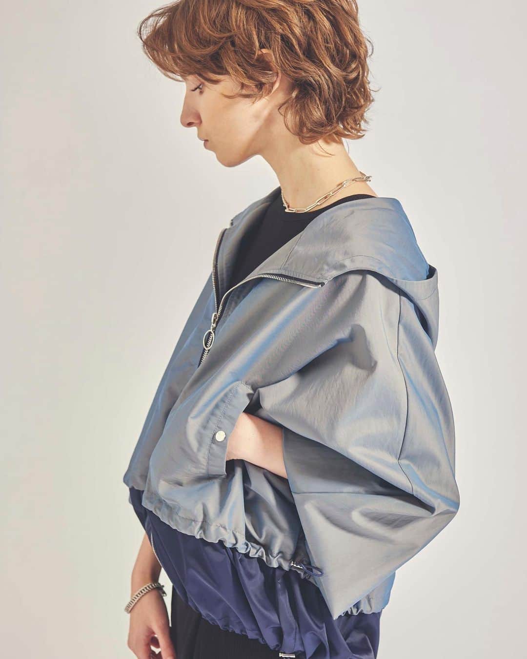 LOVELESS/GUILD PRIME 公式アカウントのインスタグラム：「GATHER TAFFETA BLOUSON 女性らしいカーヴィーなシルエットとカラーリングが魅力のシャンブレータフタギャザーブルゾン。玉虫調の意色合いや光沢、奥行のある見え感のあるシャンブレータフタ素材を使用し、上品な仕上がりに。程良いボリューム感が印象を柔らかいものに。  LOVELESS 2021 Springコレクション第一弾が2/10(水)より各ショップ及びオンラインストアで発売いたします。現在オンラインストアでは予約キャンペーンを開催中。  #loveless #21ss #loveless_women #loveless_select #springouter #springfashion  #newseason #newarrival  #ラブレス #ラブレスセレクト」