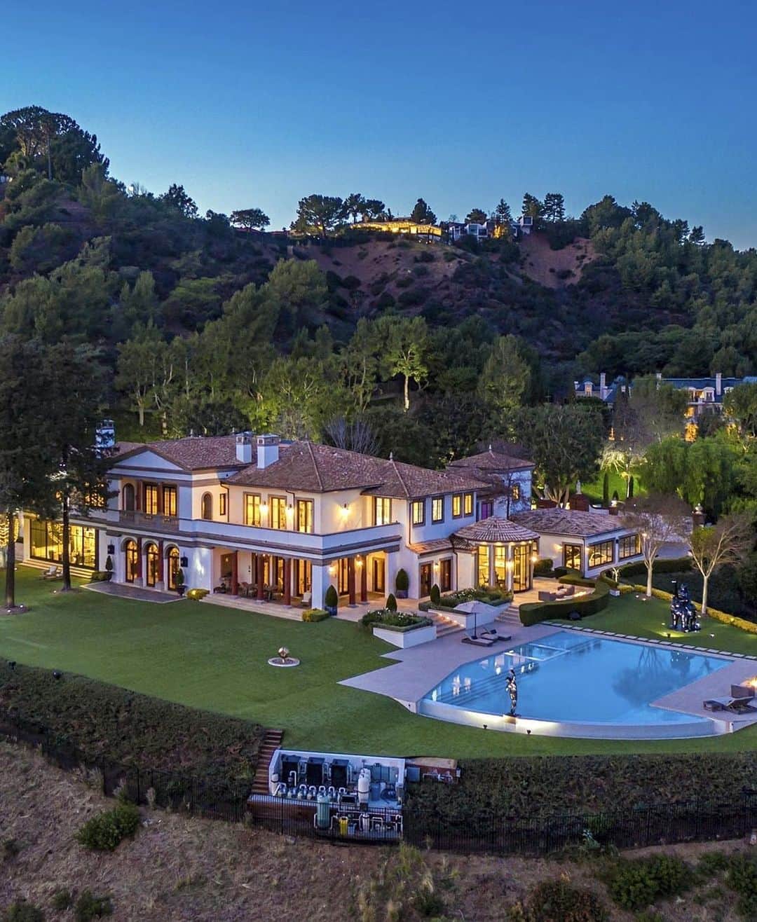 Just Jaredさんのインスタグラム写真 - (Just JaredInstagram)「Sylvester Stallone is selling this incredible Beverly Hills mansion for $110 million and we have the incredible photos from inside the home. Tap this photo at the LINK IN BIO for the full gallery. #SylvesterStallone #RealEstate Photos: Backgrid, Getty」2月6日 10時42分 - justjared